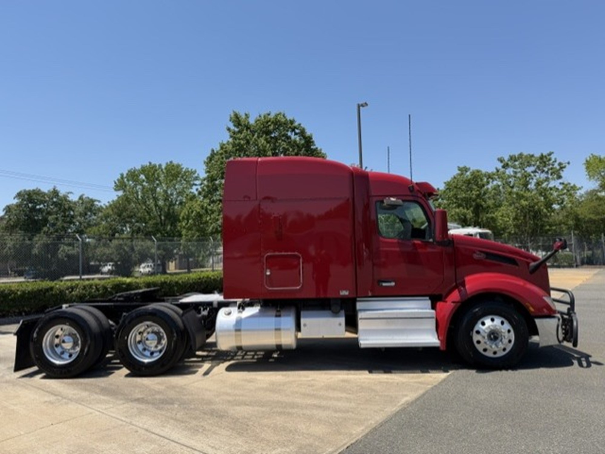 2023 Peterbilt 579 2023 Peterbilt 579 - image 3 of 6