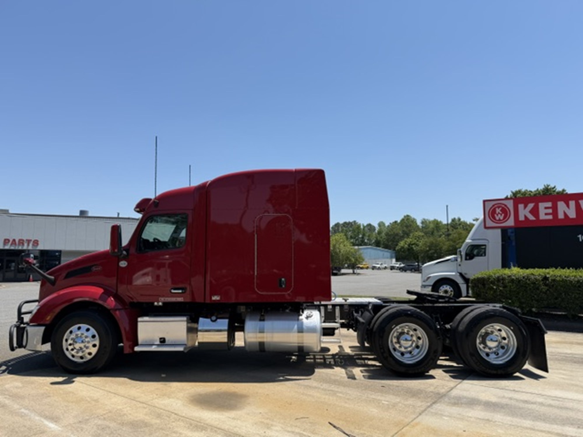 2023 Peterbilt 579 2023 Peterbilt 579 - image 4 of 6