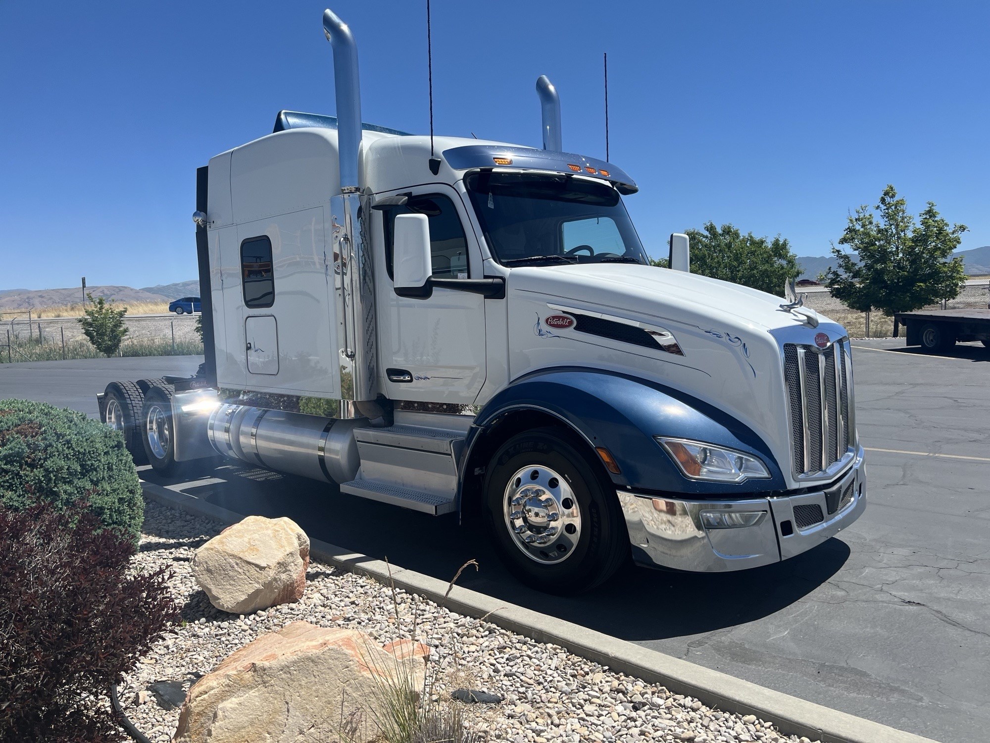 2023 Peterbilt 579 2023 Peterbilt 579 - image 4 of 6