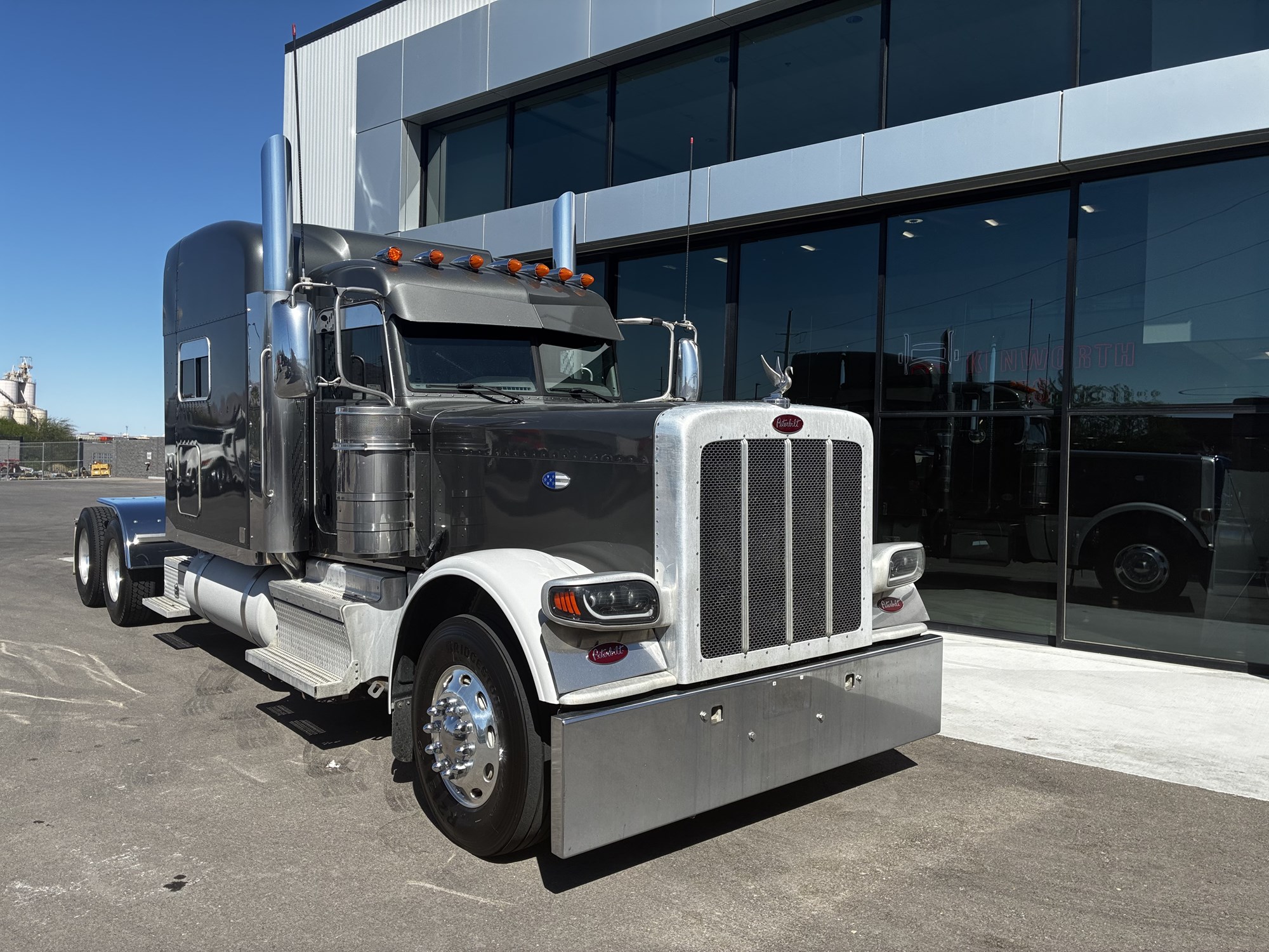 2023 Peterbilt 389 - image 1 of 6