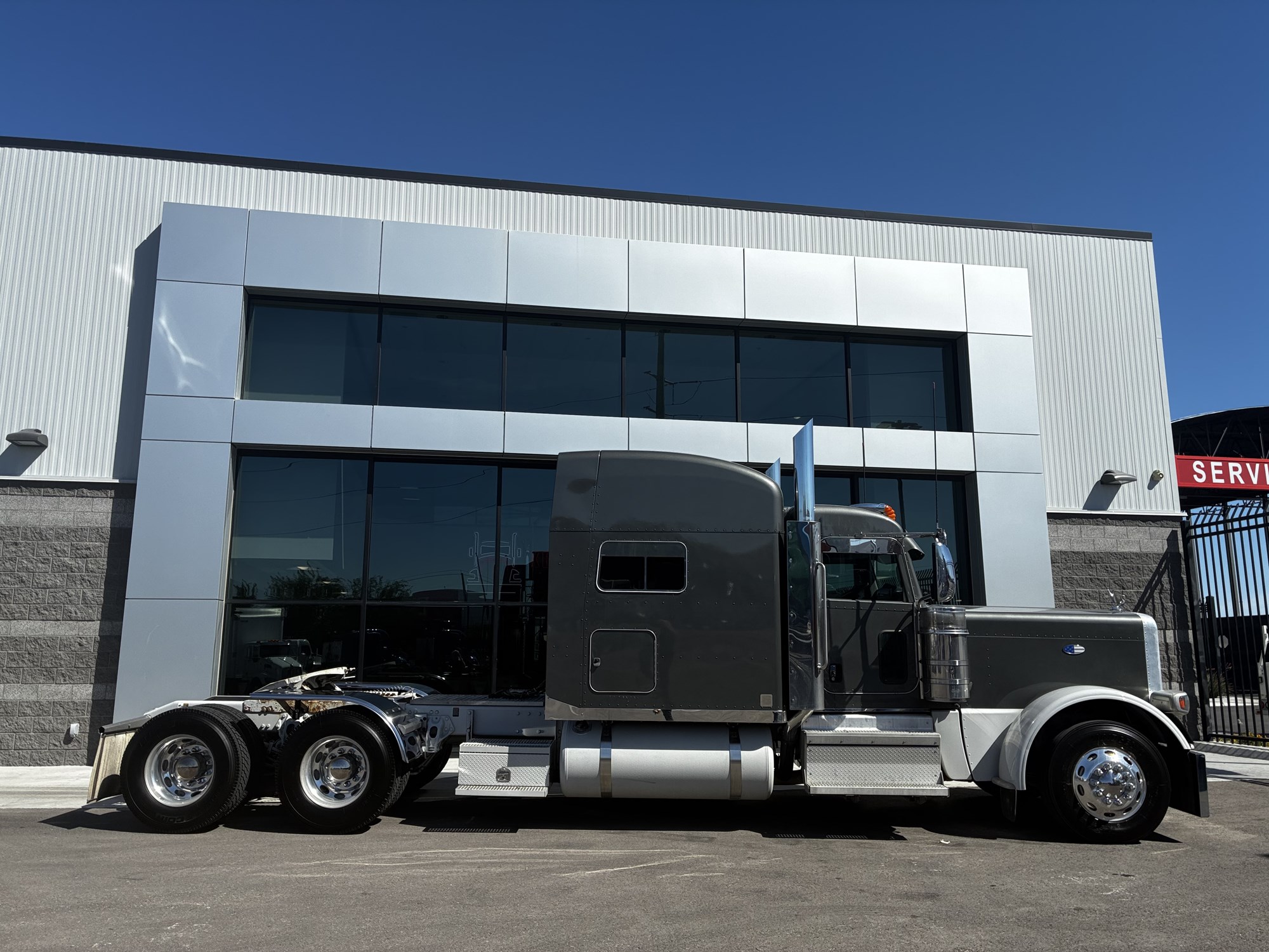 2023 Peterbilt 389 - image 2 of 6