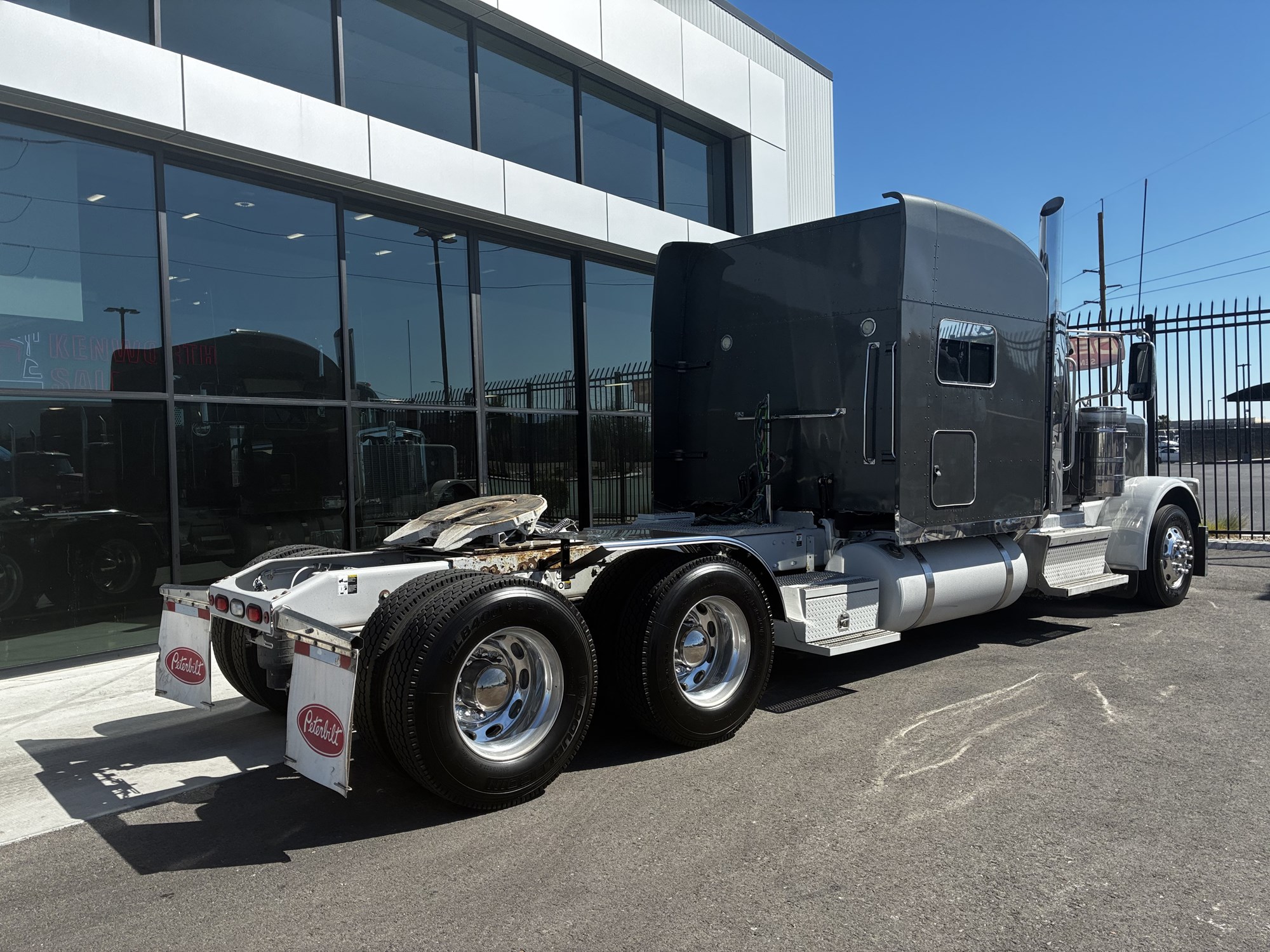 2023 Peterbilt 389 - image 3 of 6