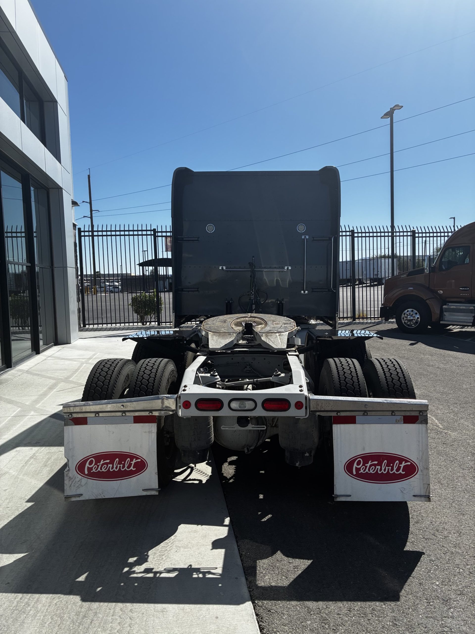 2023 Peterbilt 389 - image 4 of 6