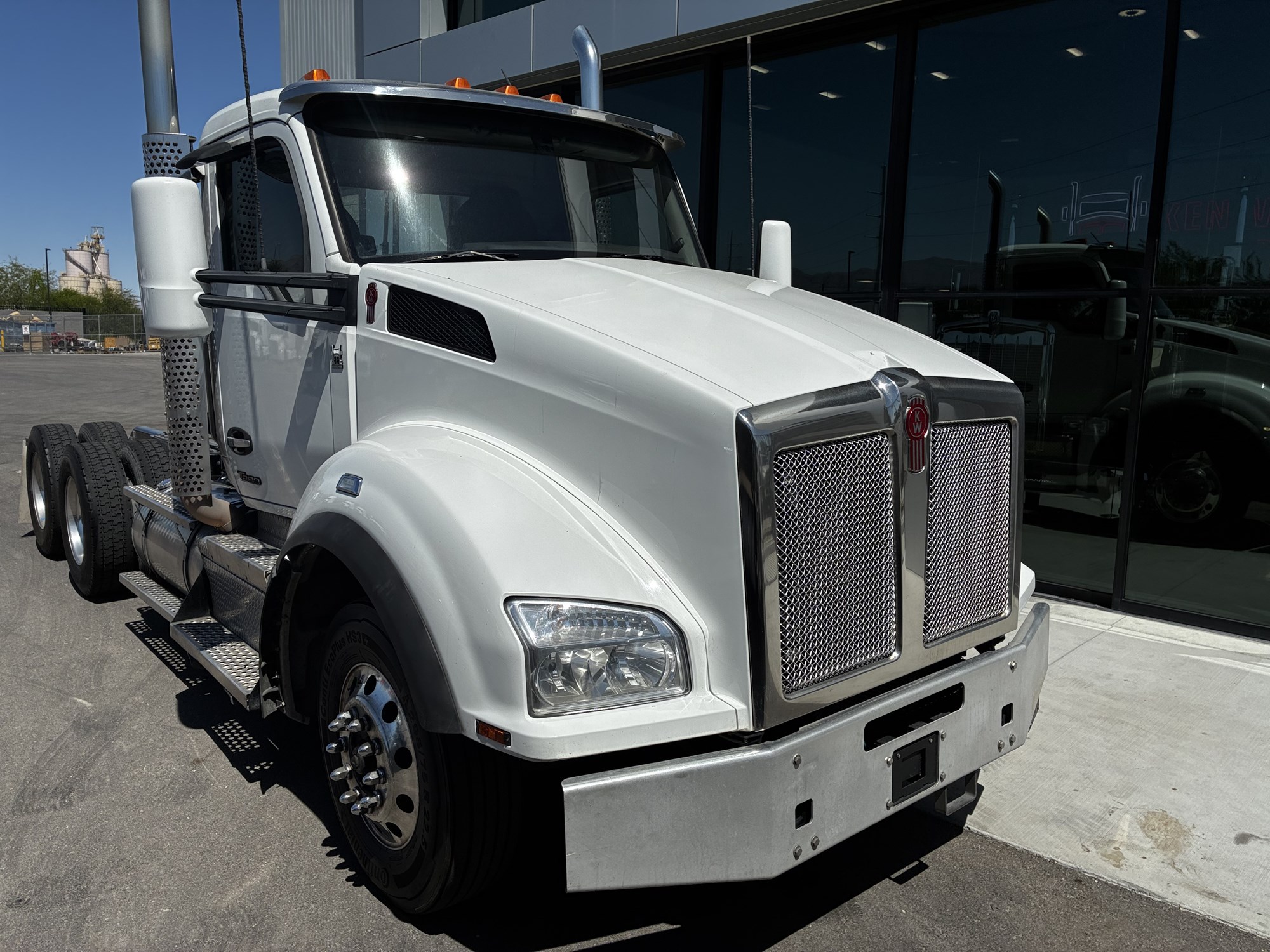 2023 Kenworth T880 - image 1 of 6