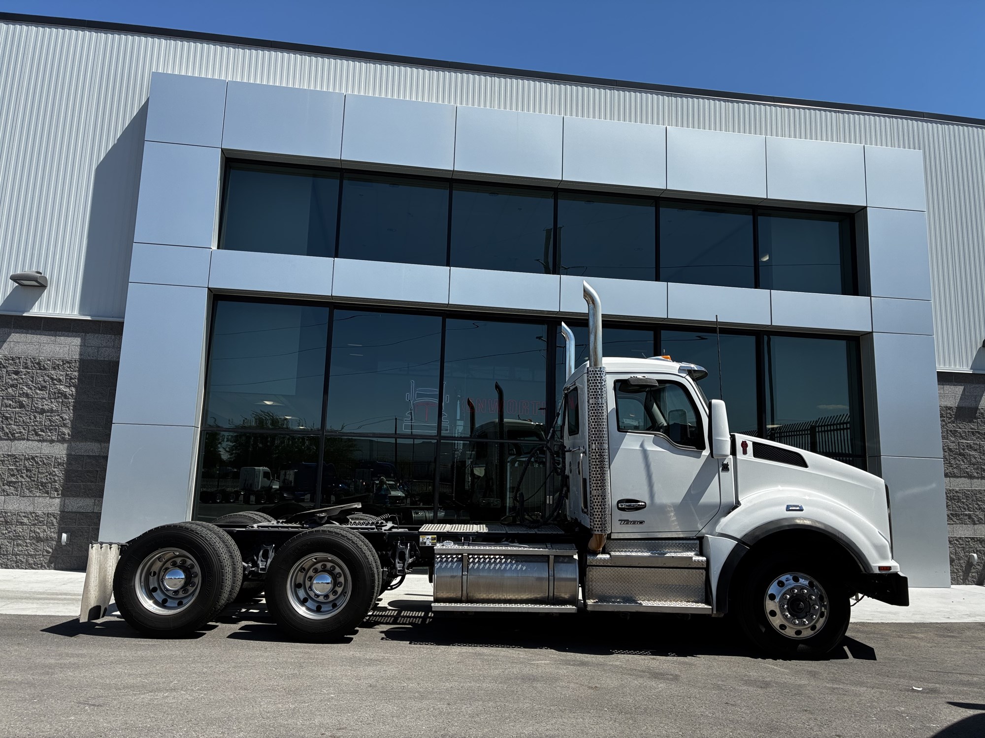 2023 Kenworth T880 - image 2 of 6