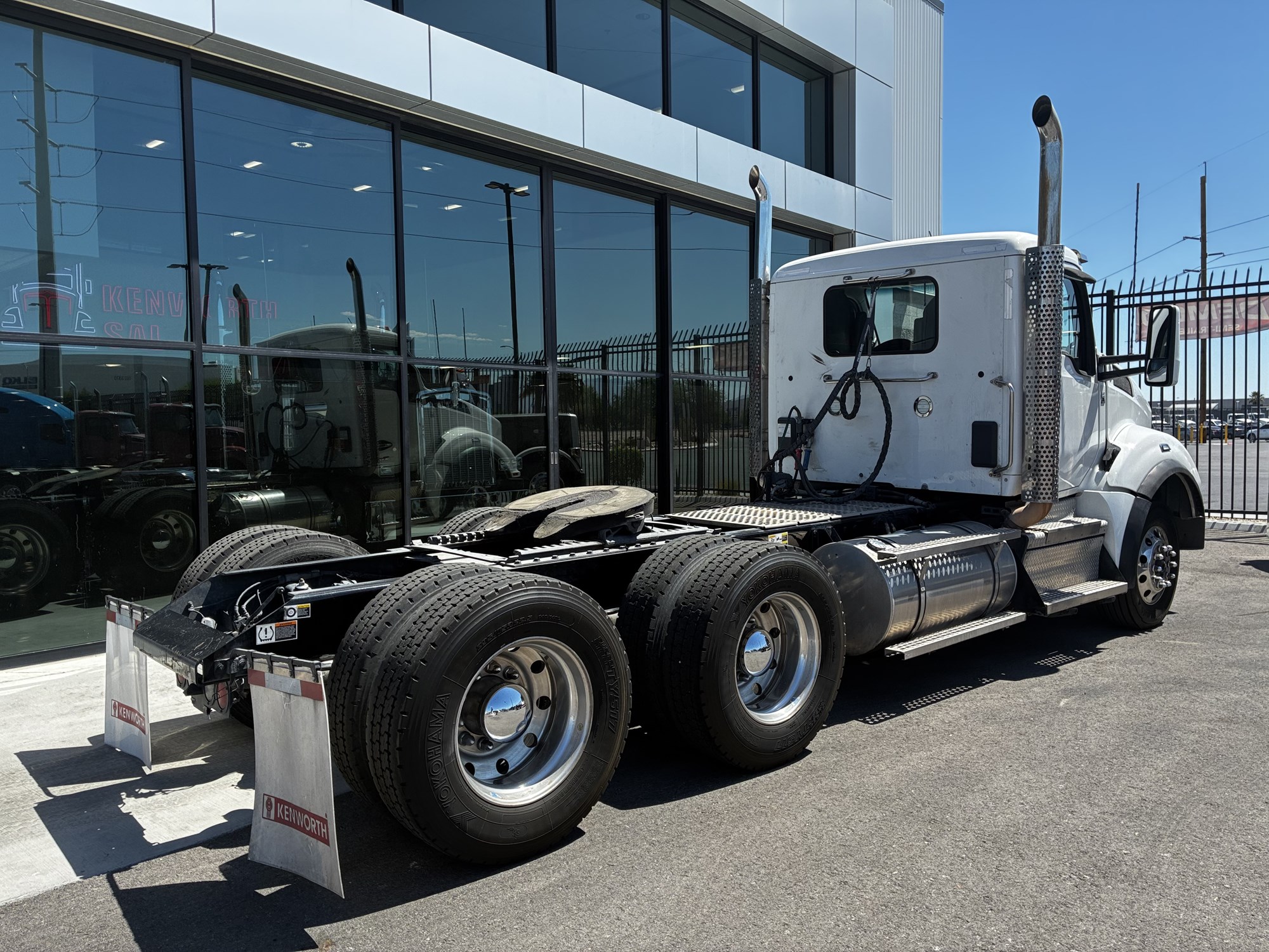 2023 Kenworth T880 - image 3 of 6