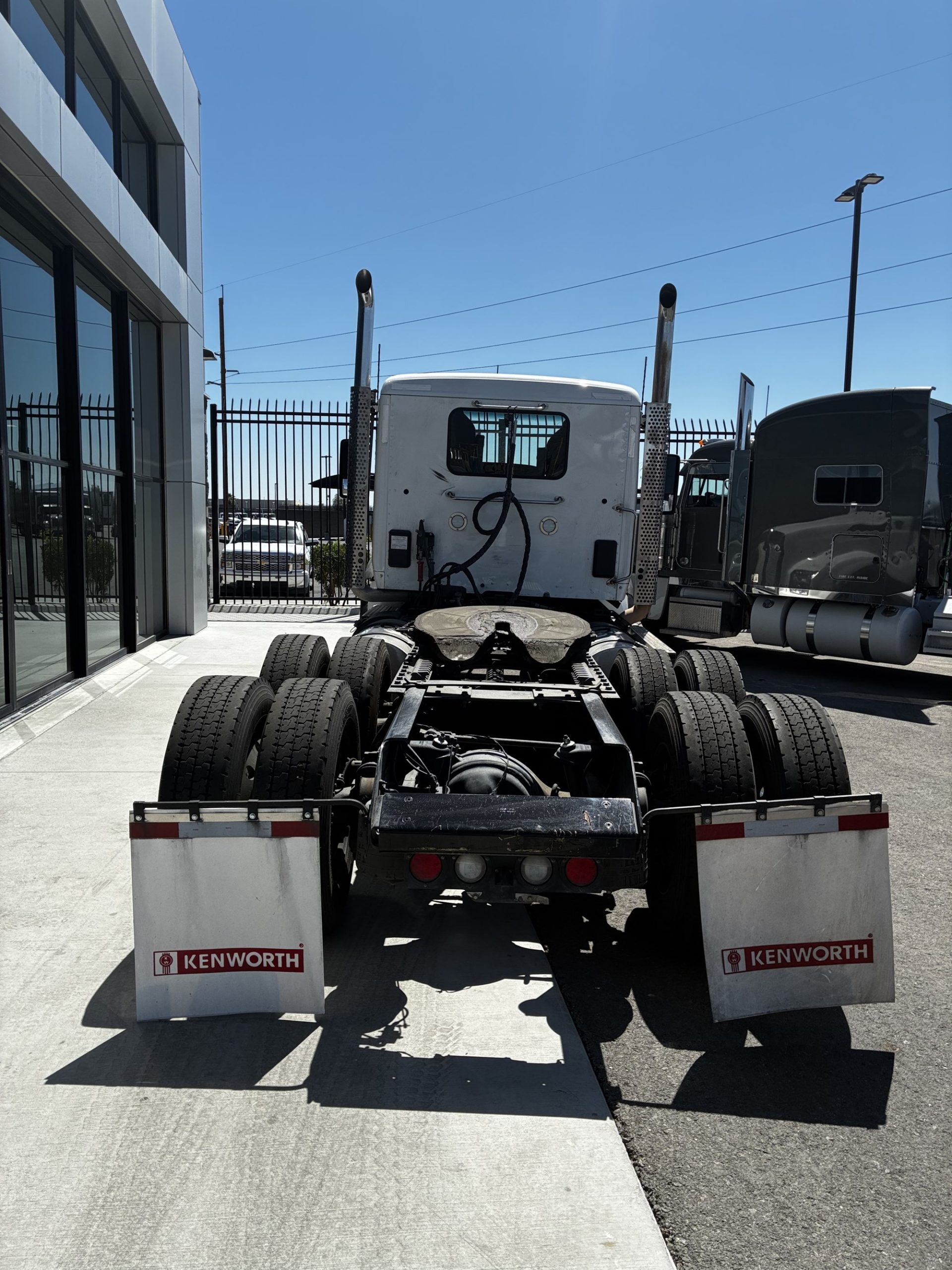 2023 Kenworth T880 - image 4 of 6