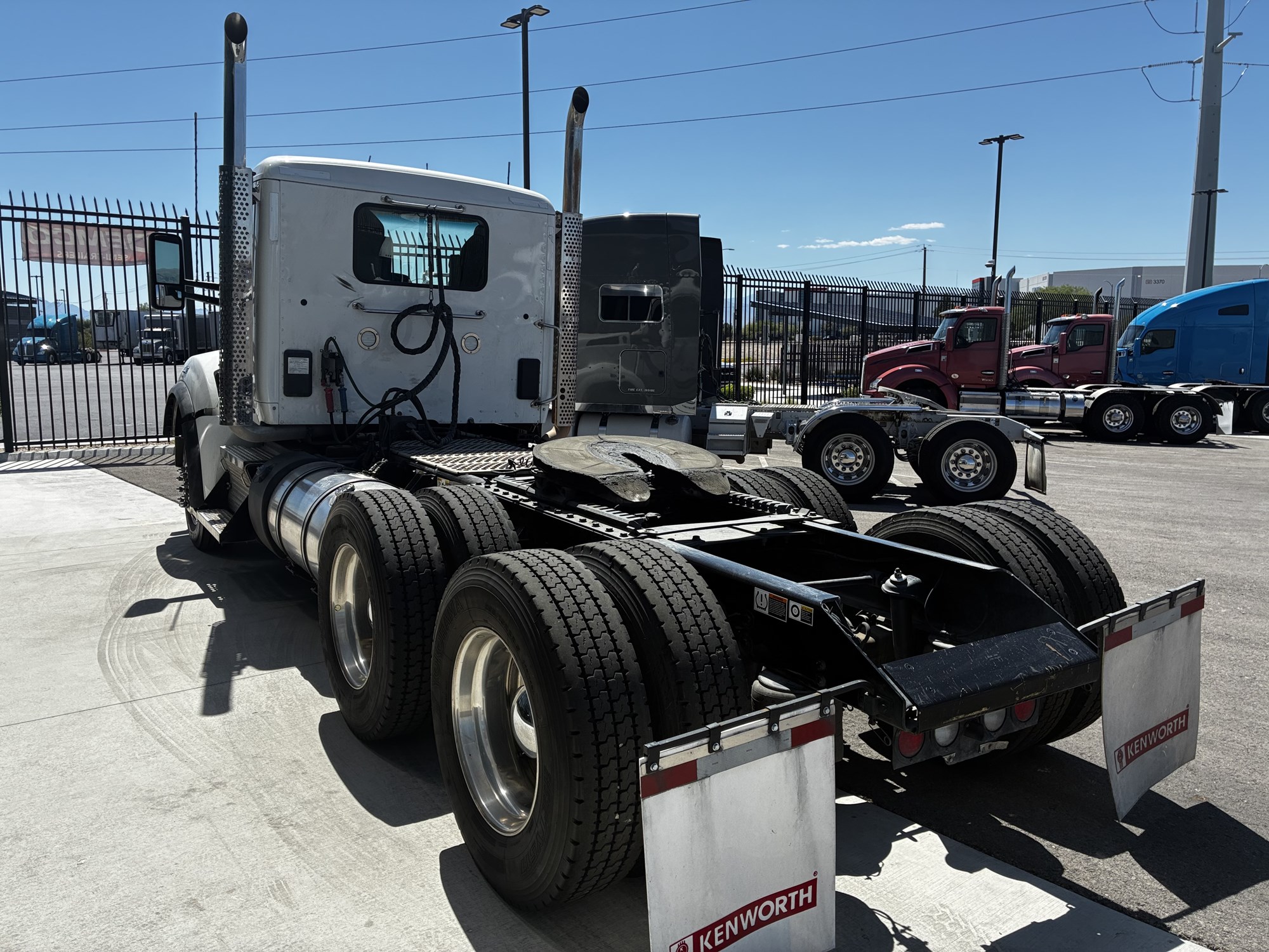 2023 Kenworth T880 - image 5 of 6