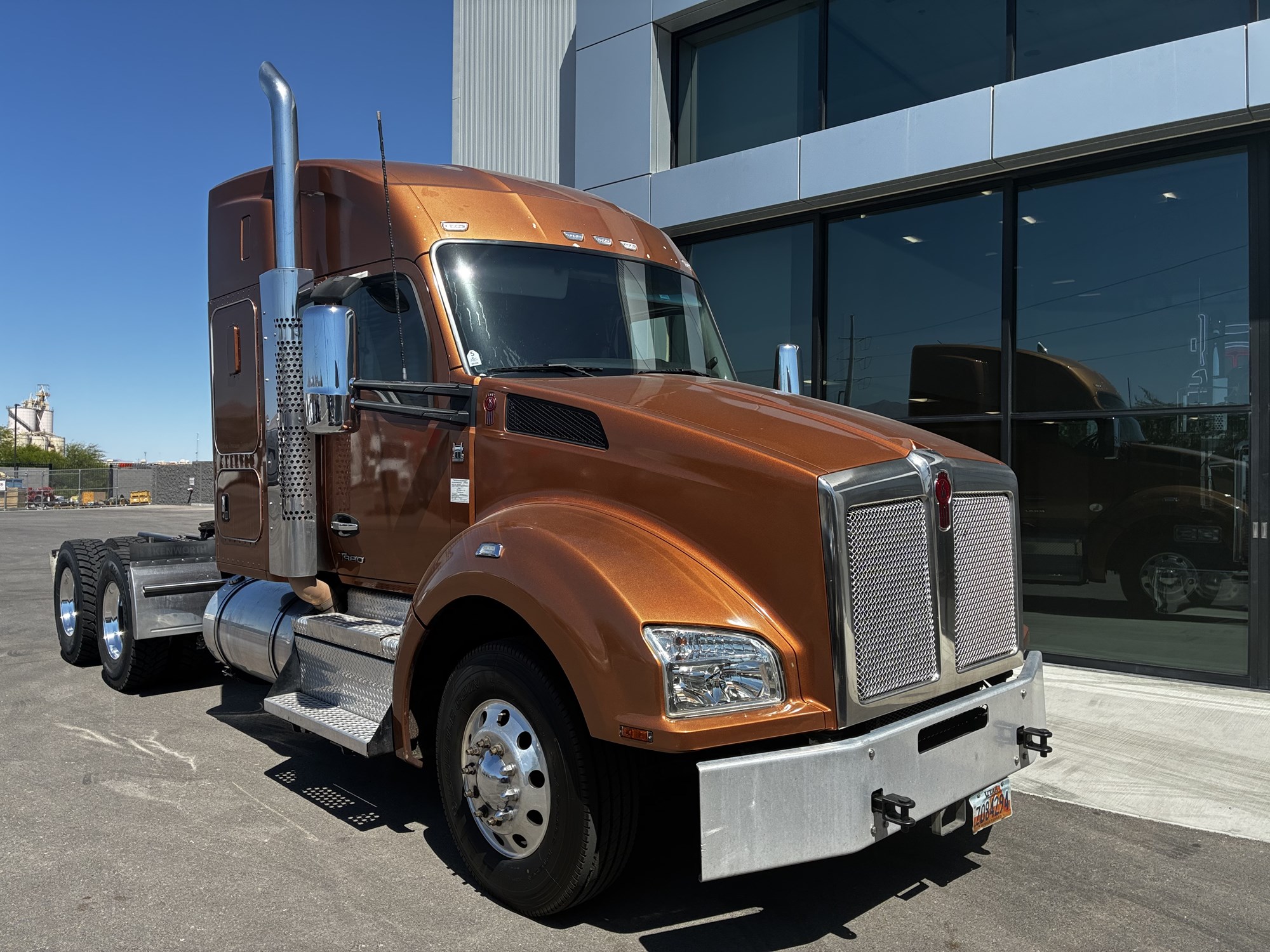 2023 Kenworth T880 - image 1 of 6