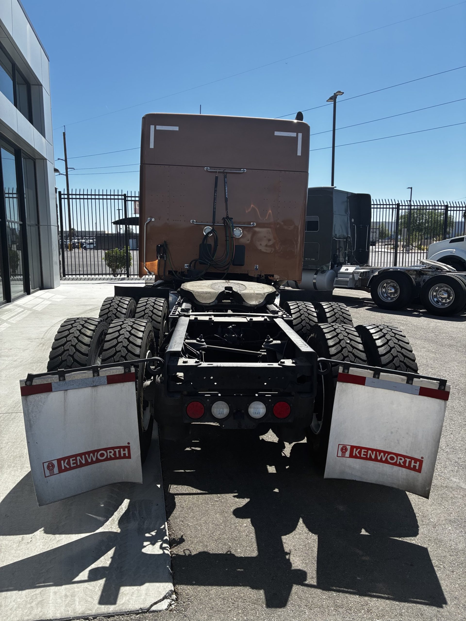 2023 Kenworth T880 - image 2 of 6