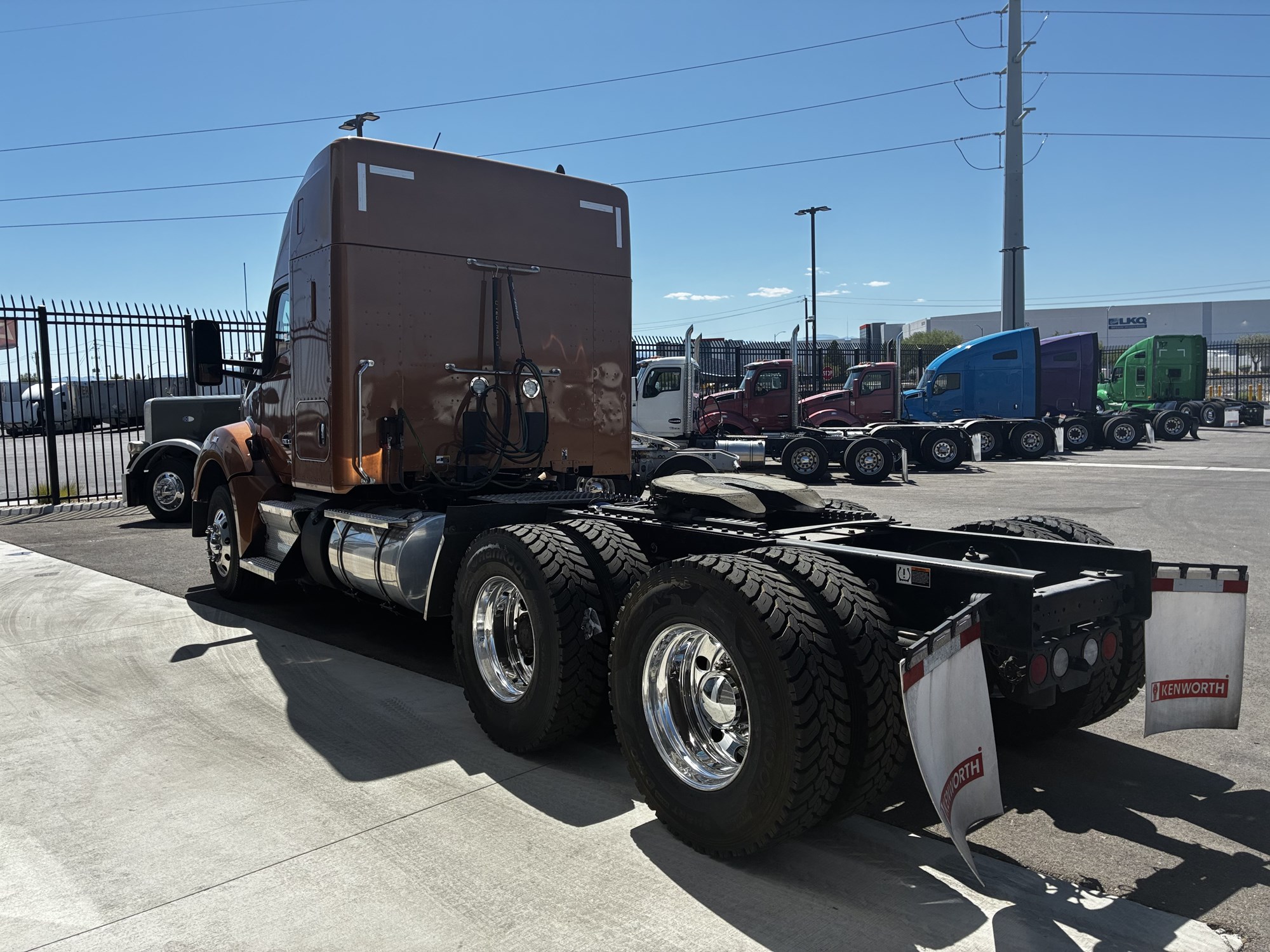 2023 Kenworth T880 - image 3 of 6