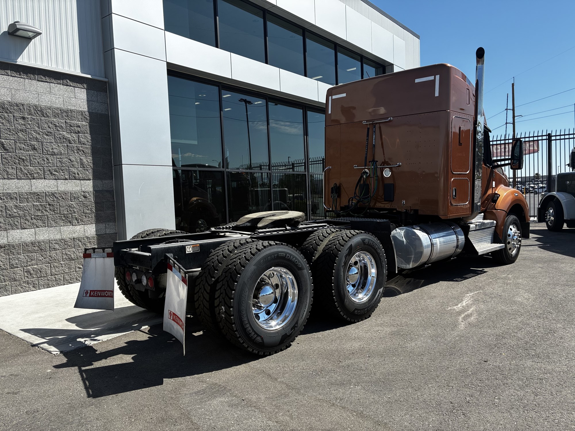 2023 Kenworth T880 - image 4 of 6