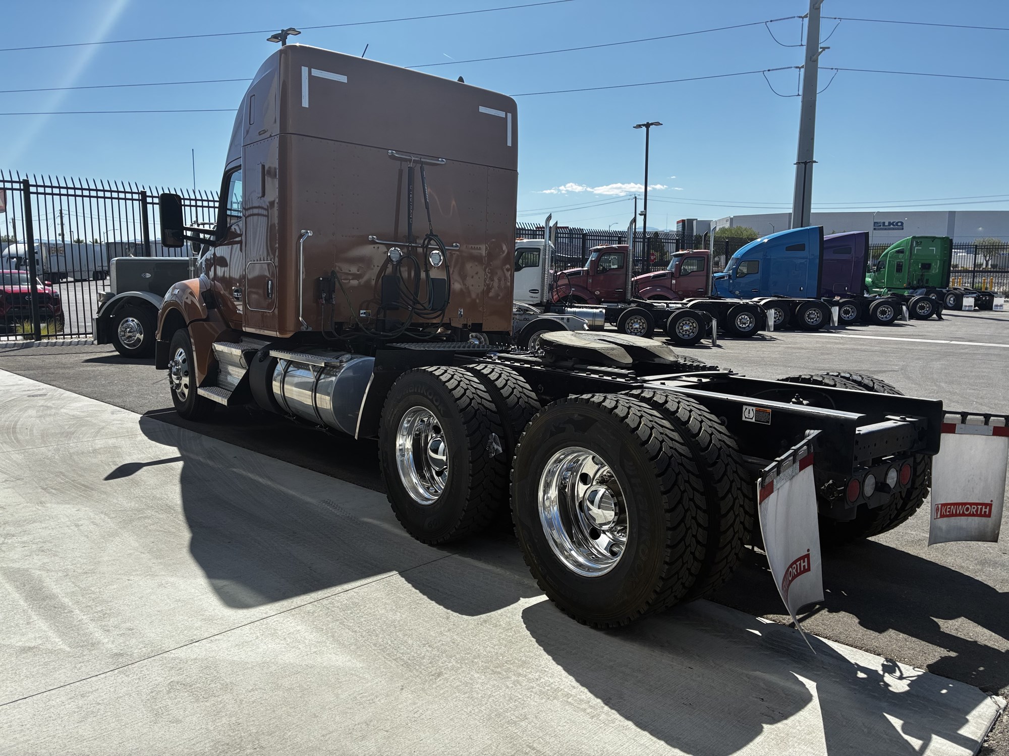 2023 Kenworth T880 - image 5 of 6