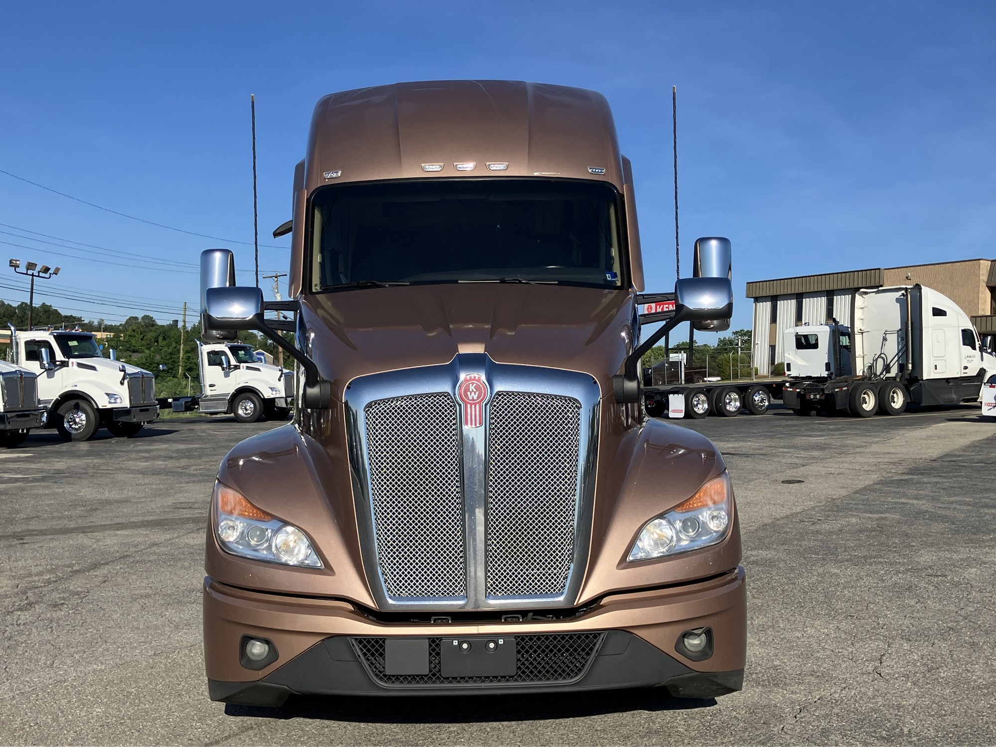 2023 Kenworth T680 - image 2 of 6