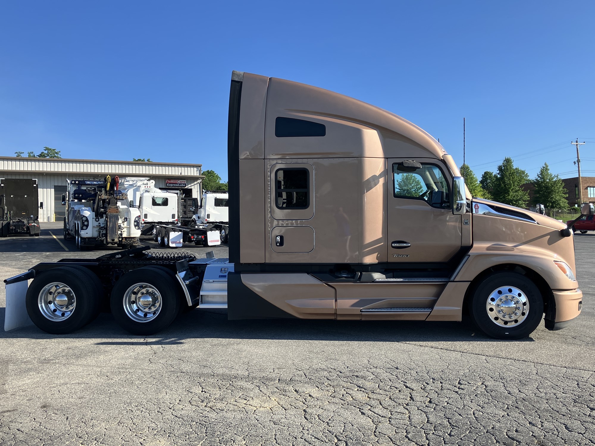 2023 Kenworth T680 - image 3 of 6