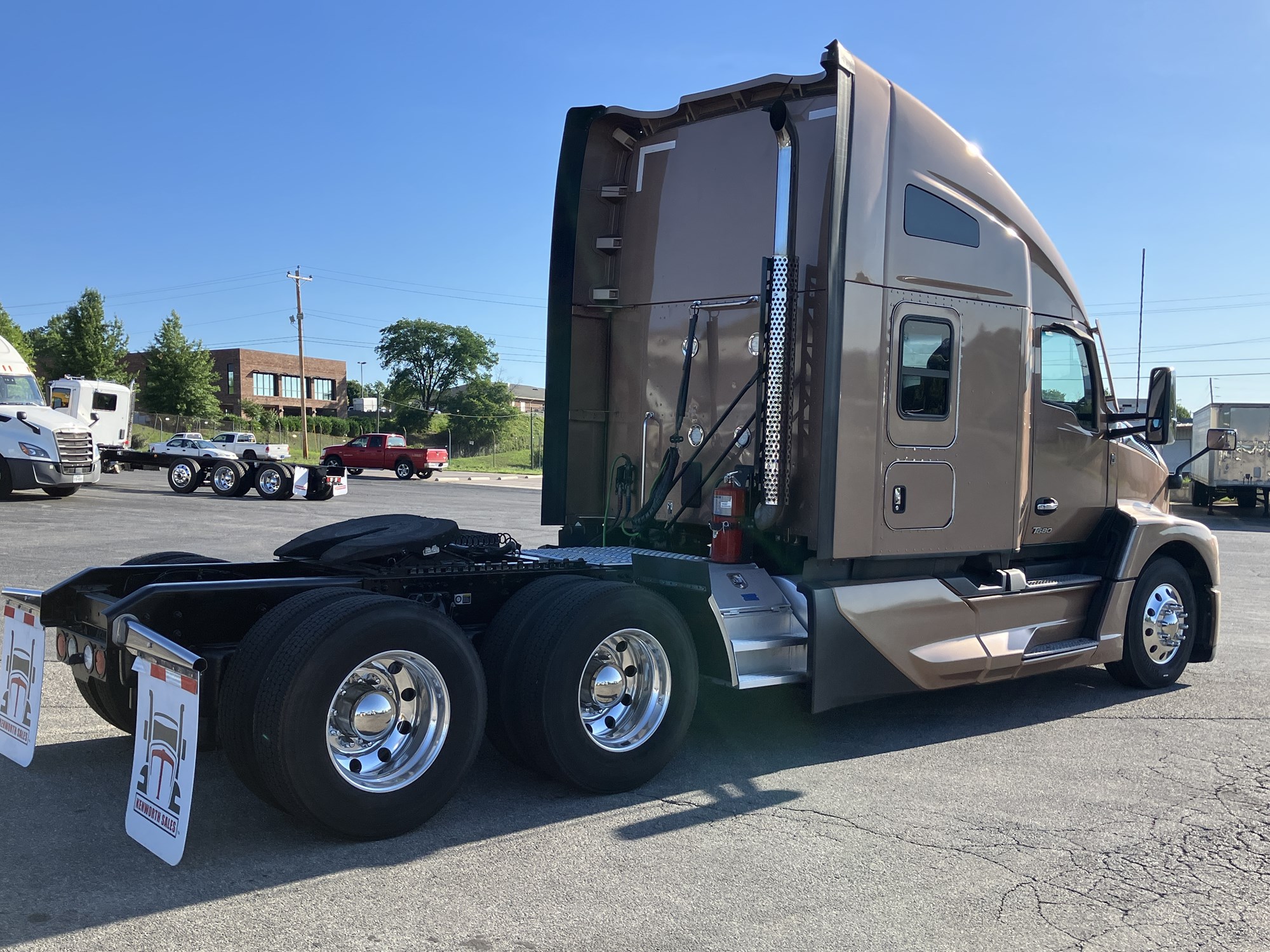 2023 Kenworth T680 - image 4 of 6