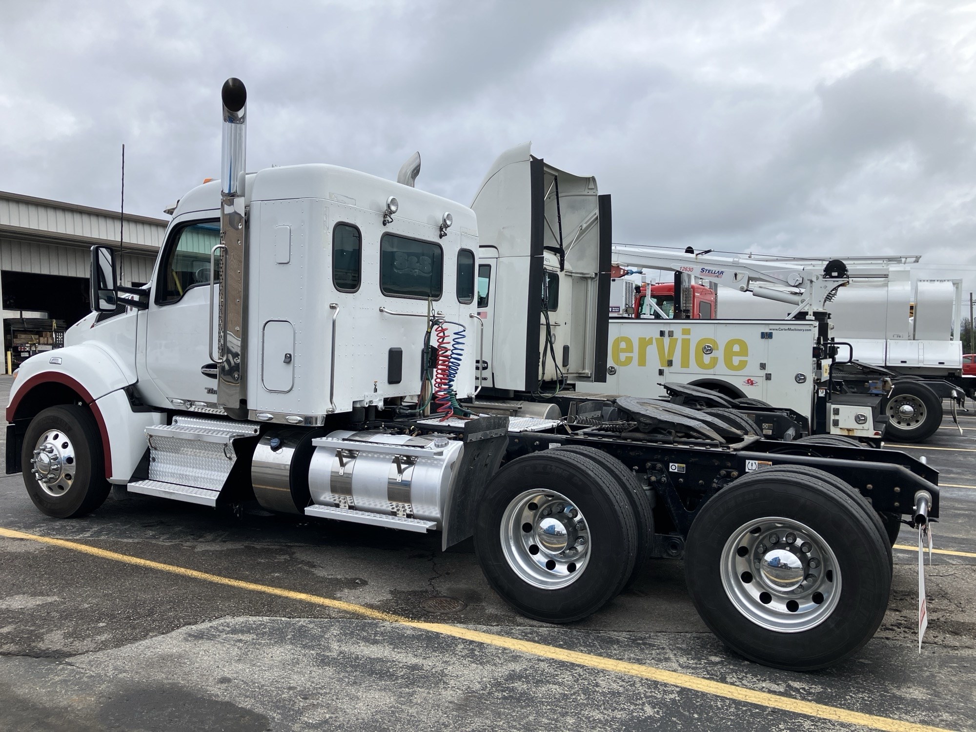 2023 Kenworth T880 - image 2 of 2