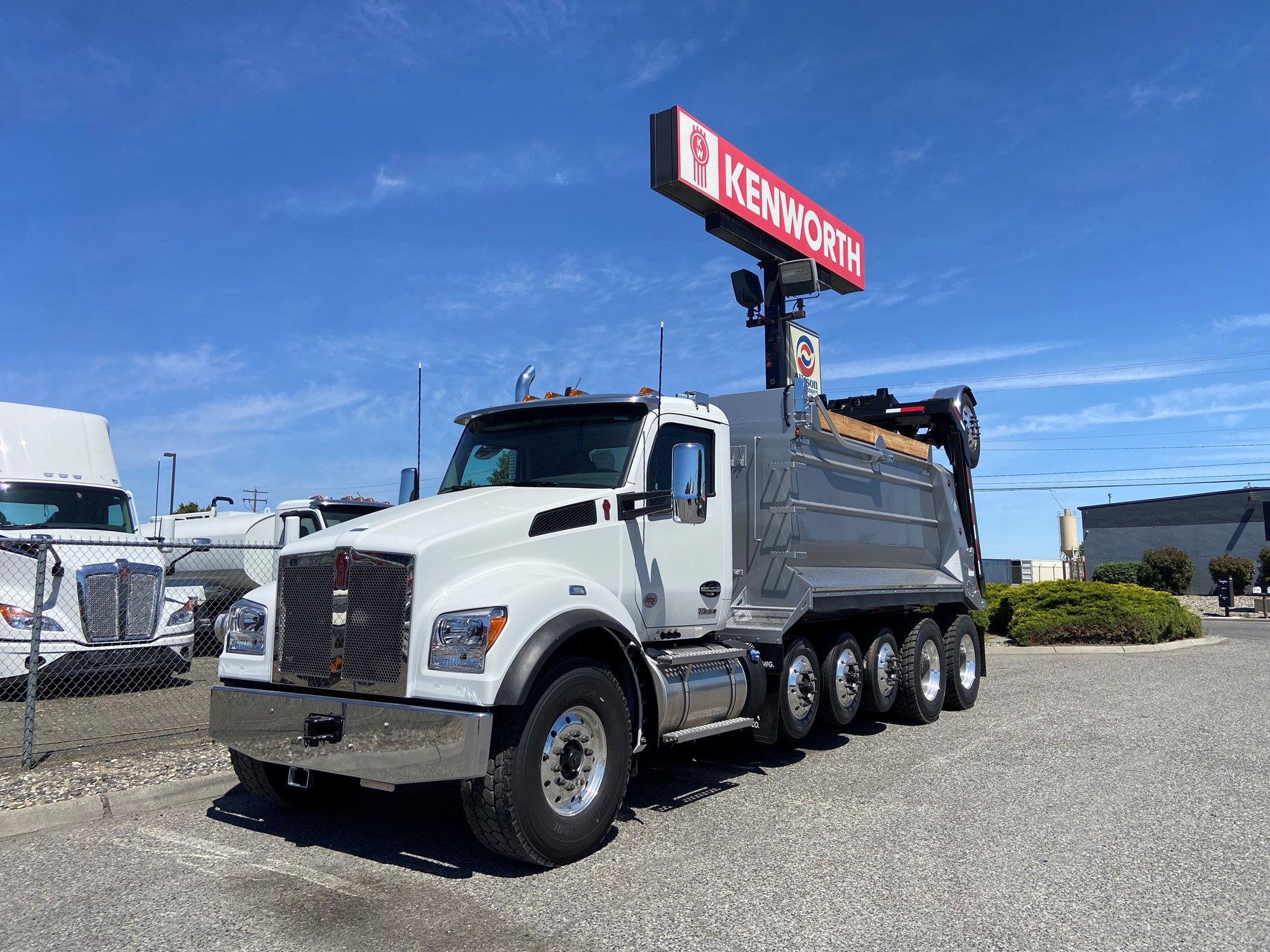 2026 Kenworth T880 2026 Kenworth T880 - image 1 of 6