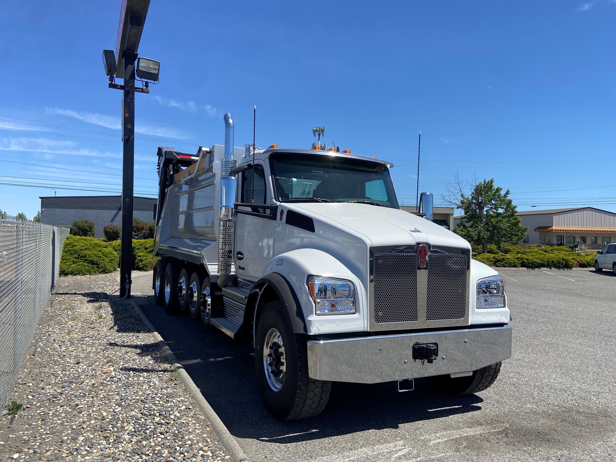 2026 Kenworth T880 2026 Kenworth T880 - image 2 of 6