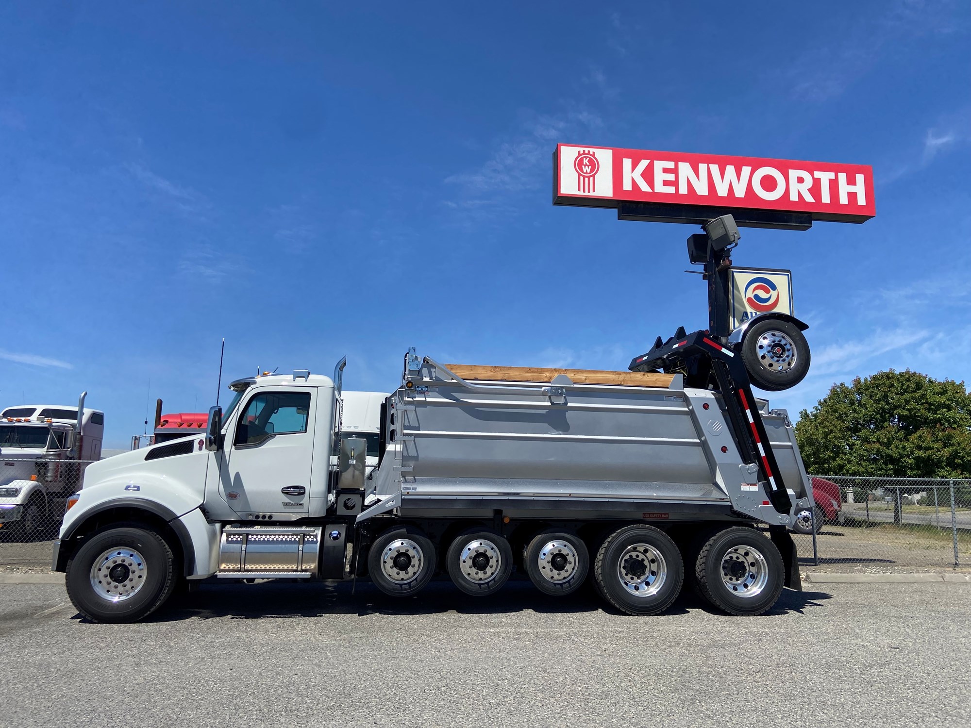 2026 Kenworth T880 2026 Kenworth T880 - image 3 of 6