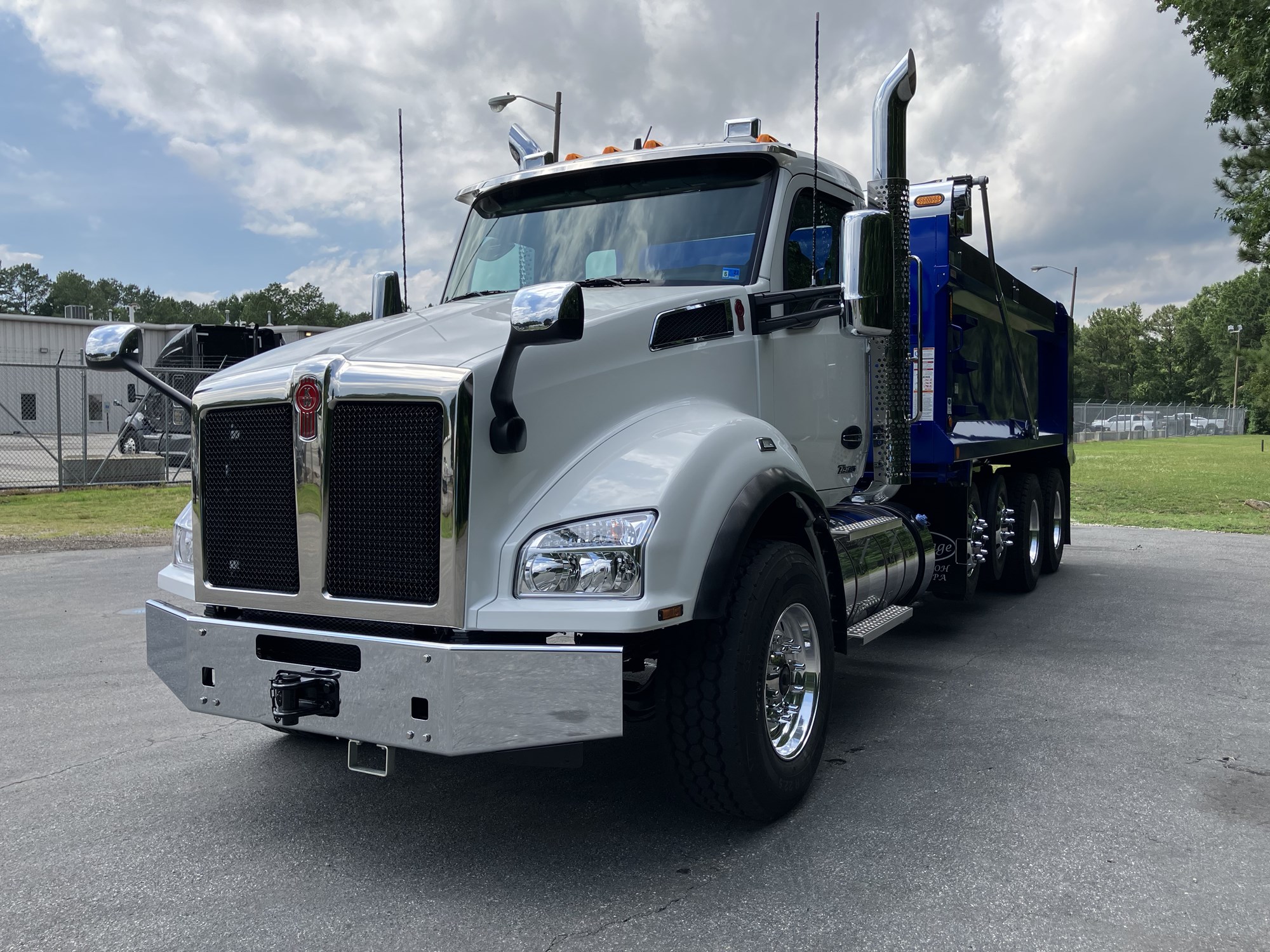 2027 Kenworth T880 2027 Kenworth T880 - image 1 of 6