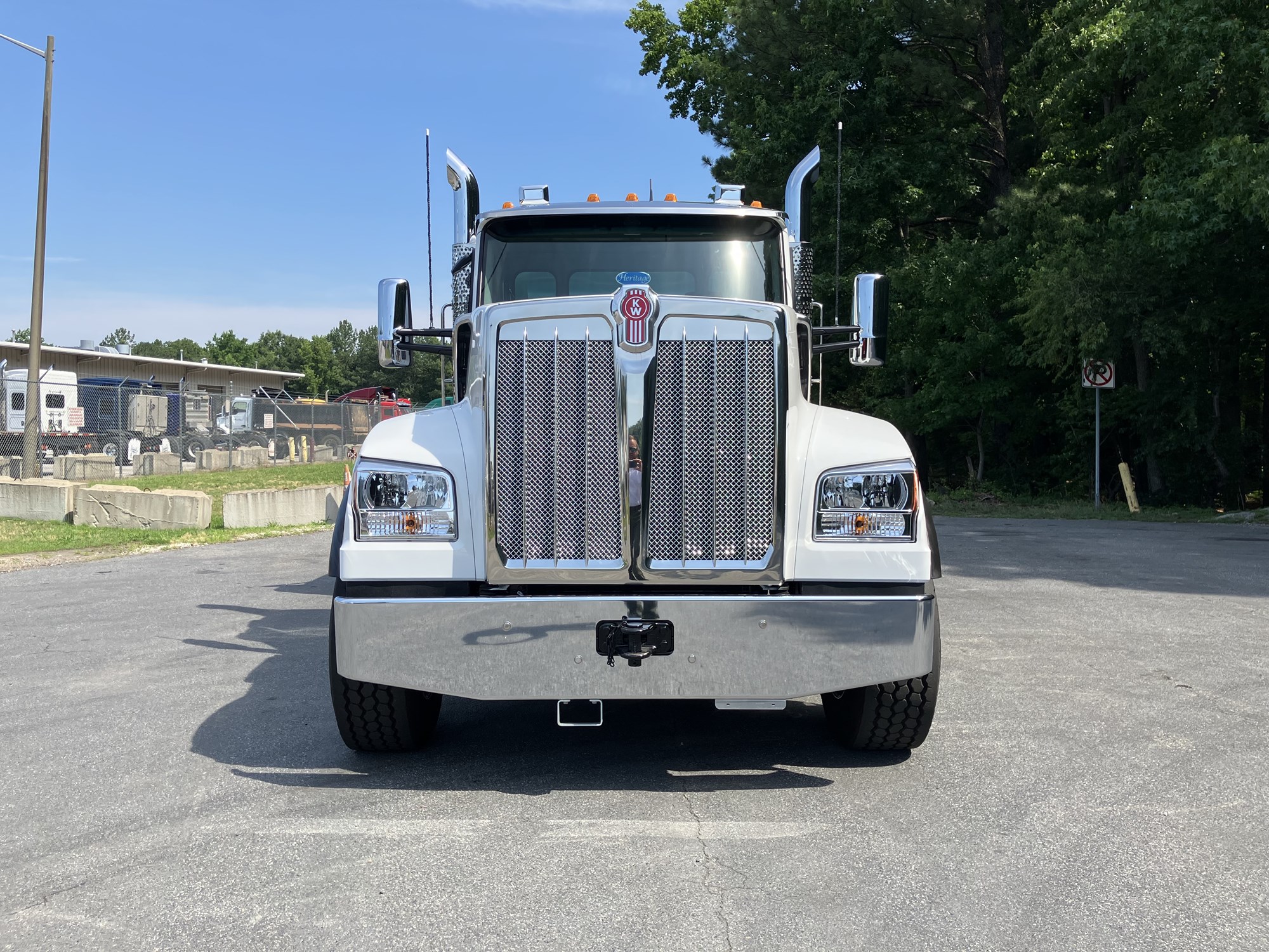 2027 Kenworth W990 2027 Kenworth W990 - image 2 of 6