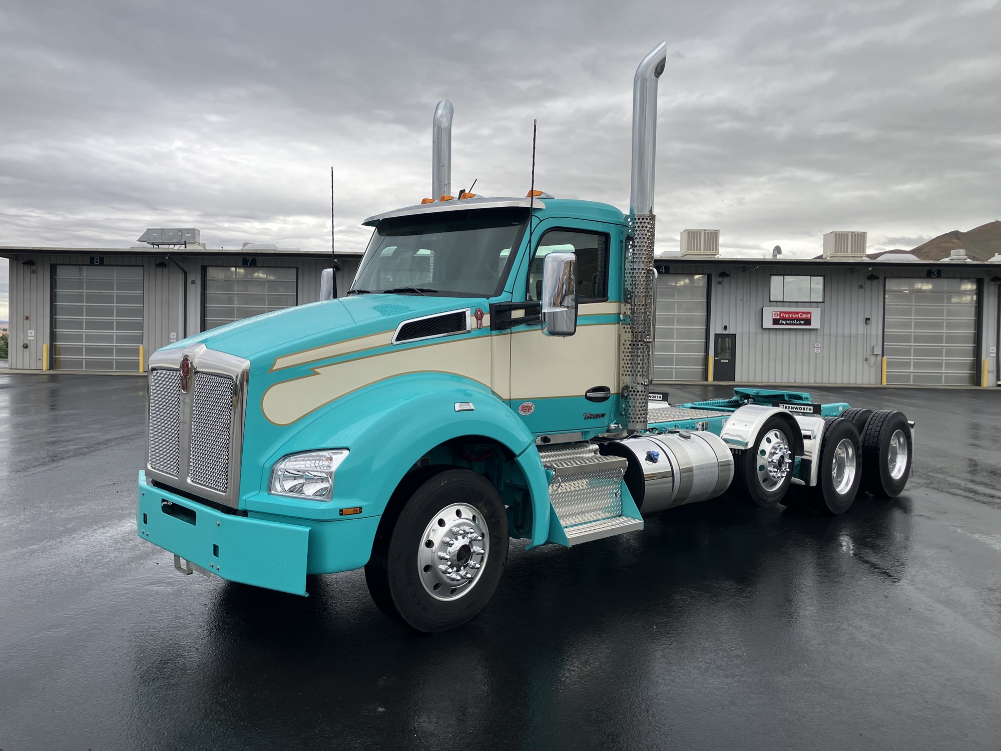 2027 Kenworth T880 2027 Kenworth T880 - image 1 of 6