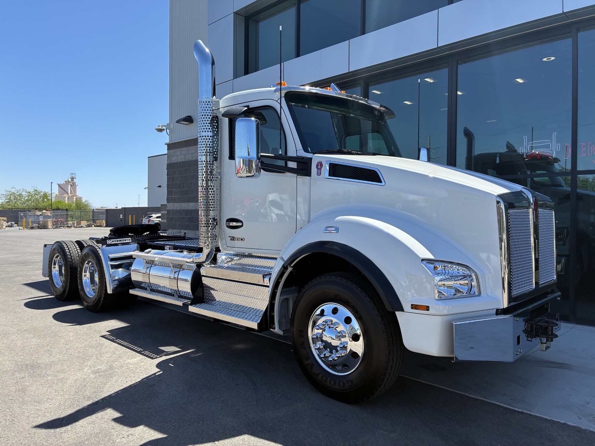 2027 Kenworth T880 2027 Kenworth T880 - image 1 of 6