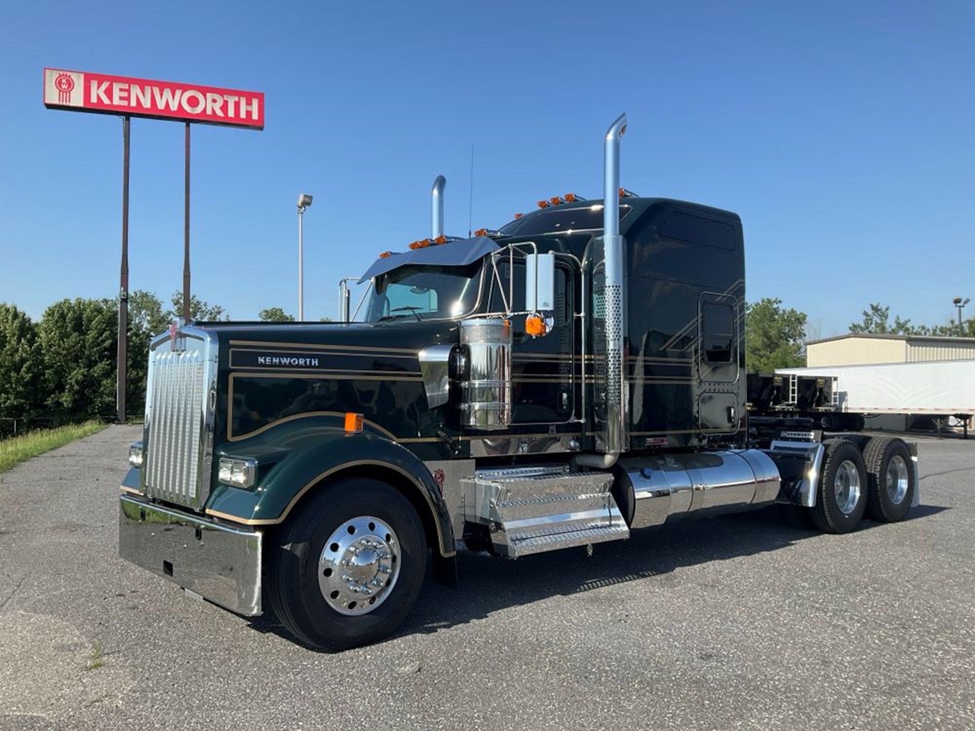2027 Kenworth W900