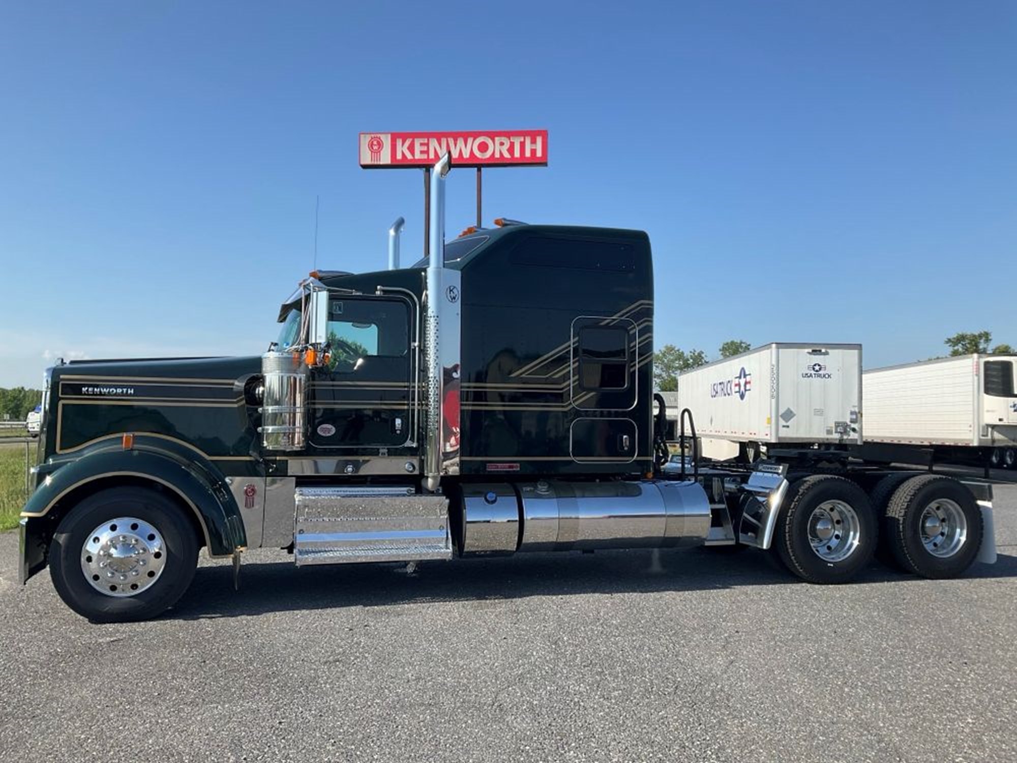 2027 Kenworth W900 in Harrisonburg, VA, VA — photo 2