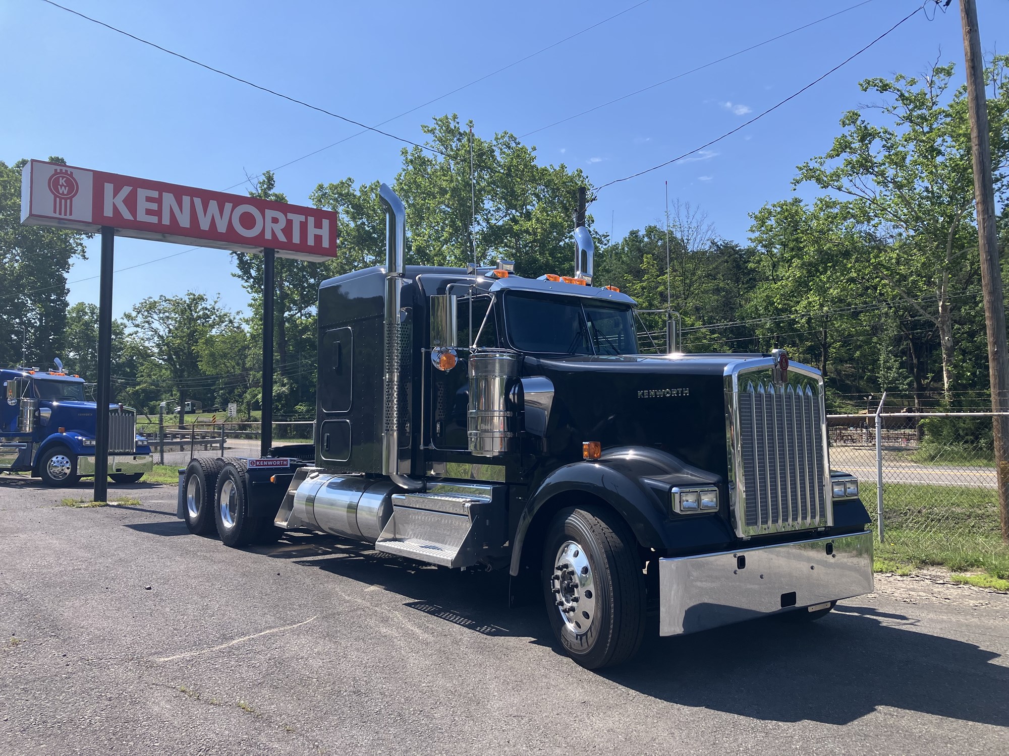 2027 Kenworth W900 in Keyser, WV — photo 3