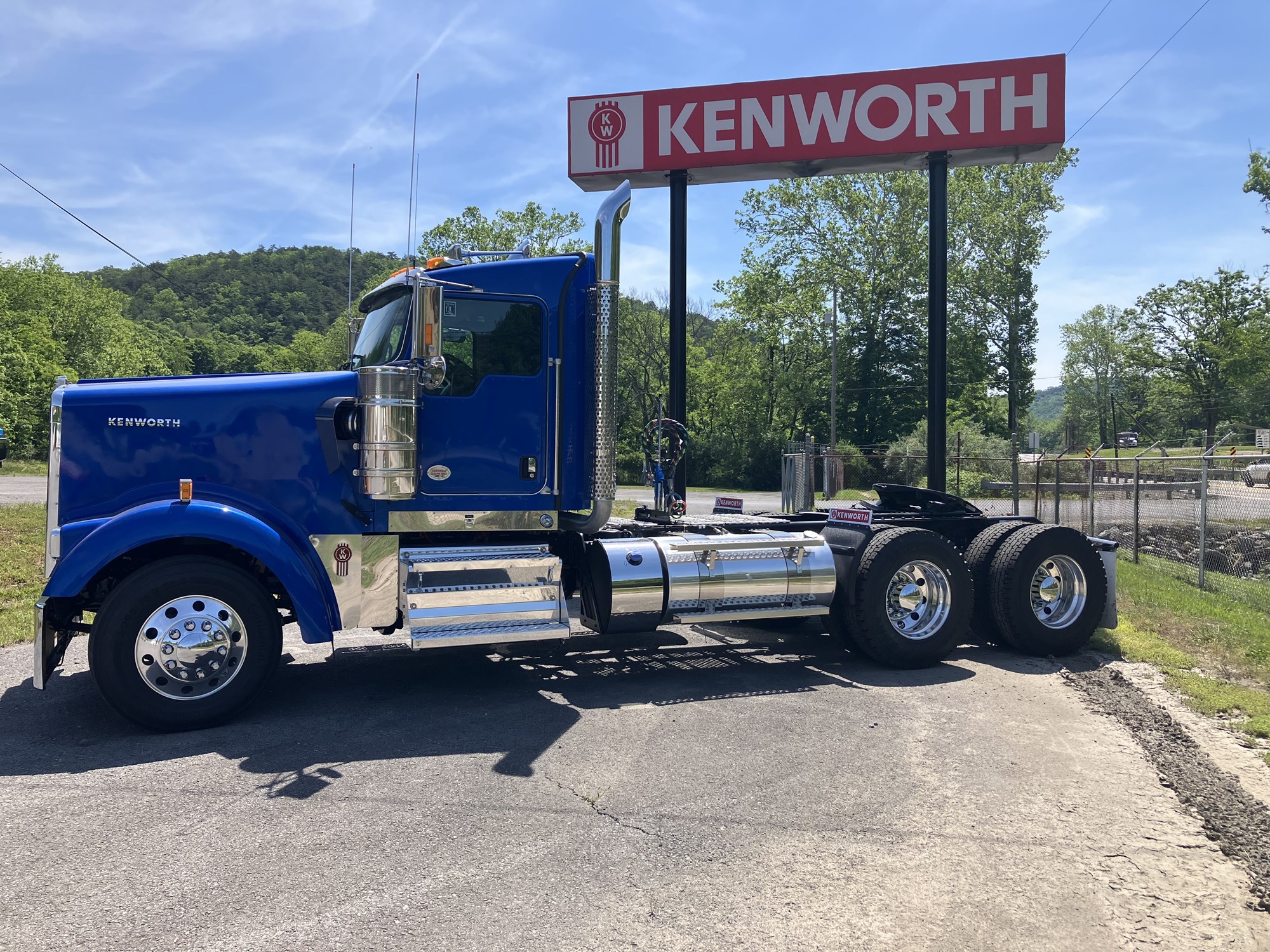 2027 Kenworth W900 in Keyser, WV, WV — photo 4