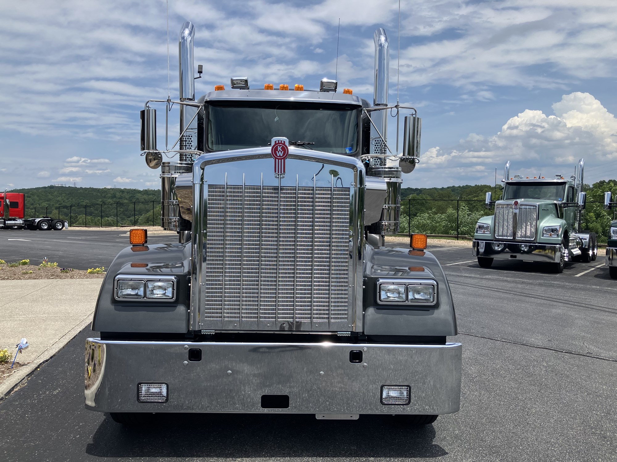 2027 Kenworth W900B 2027 Kenworth W900B - image 2 of 6