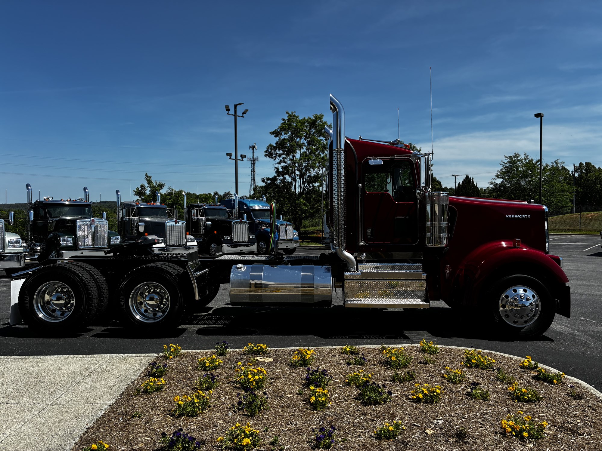 2027 Kenworth W900B 2027 Kenworth W900B - image 4 of 6