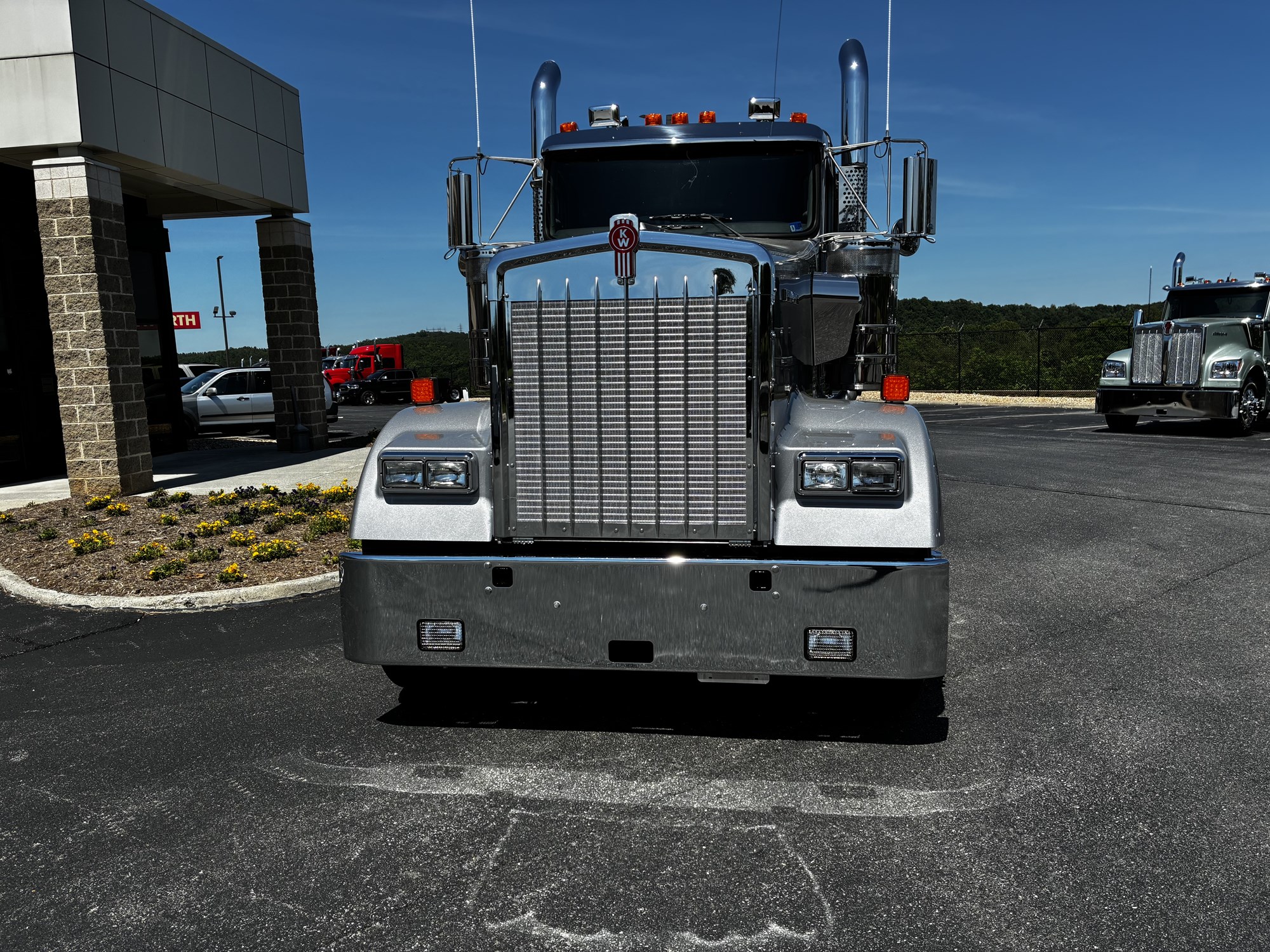2027 Kenworth W900B 2027 Kenworth W900B - image 2 of 6