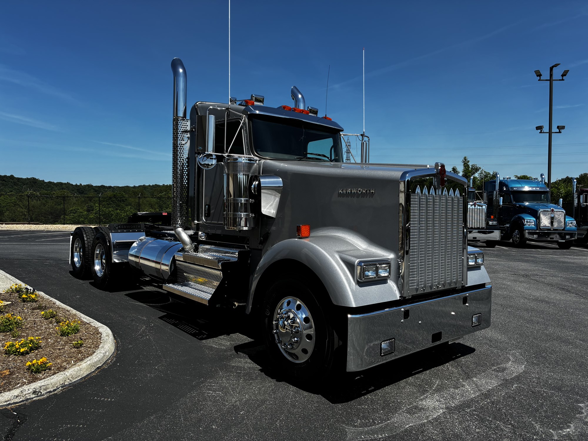 2027 Kenworth W900B 2027 Kenworth W900B - image 3 of 6