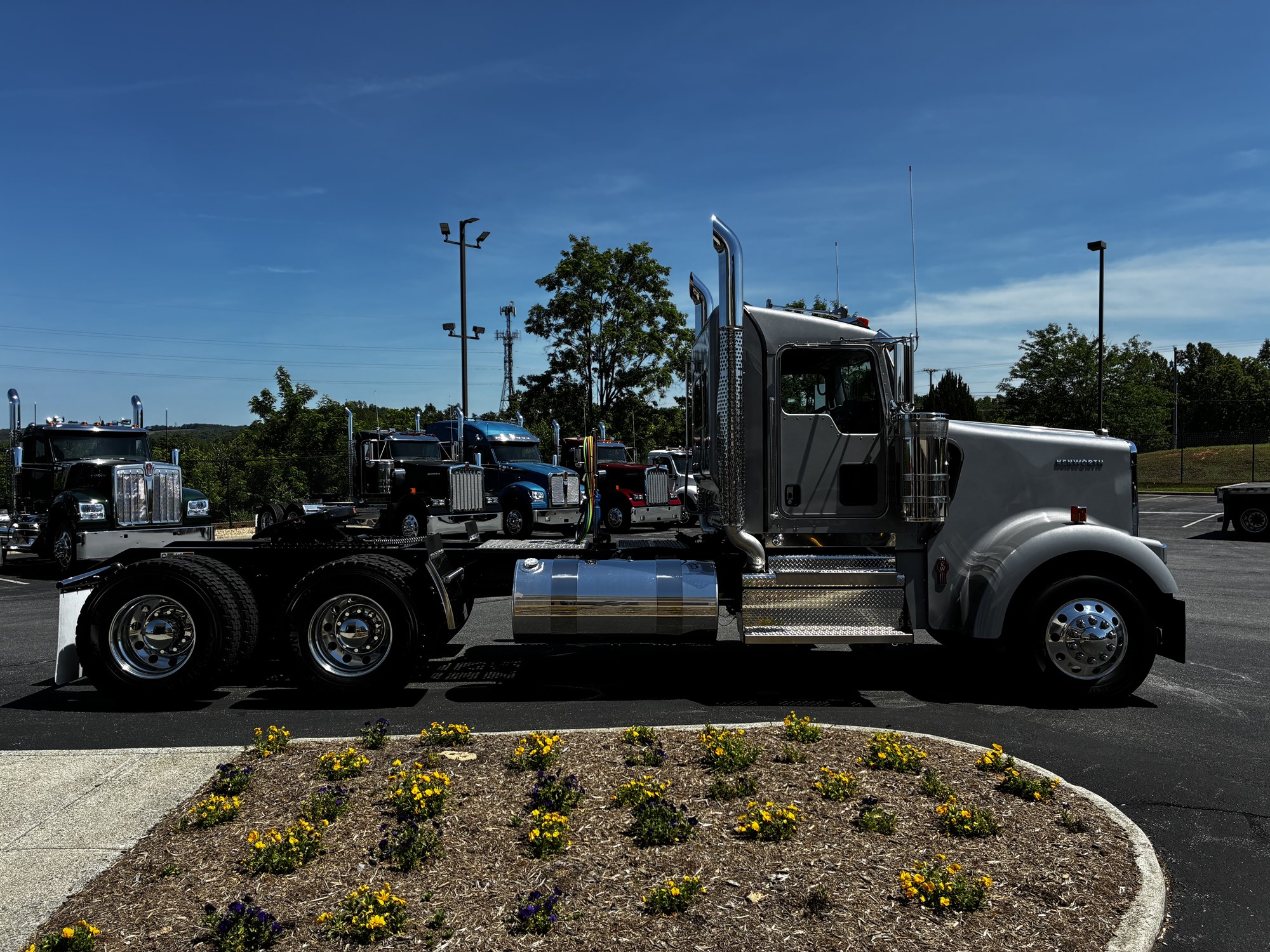 2027 Kenworth W900B 2027 Kenworth W900B - image 4 of 6