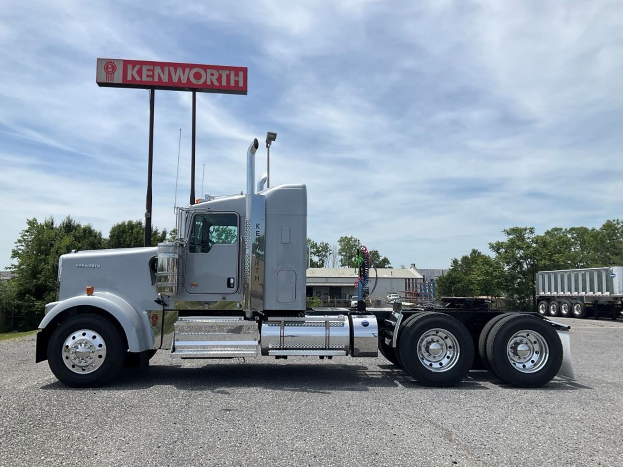 2027 Kenworth W900 in Harrisonburg, VA, VA — photo 2