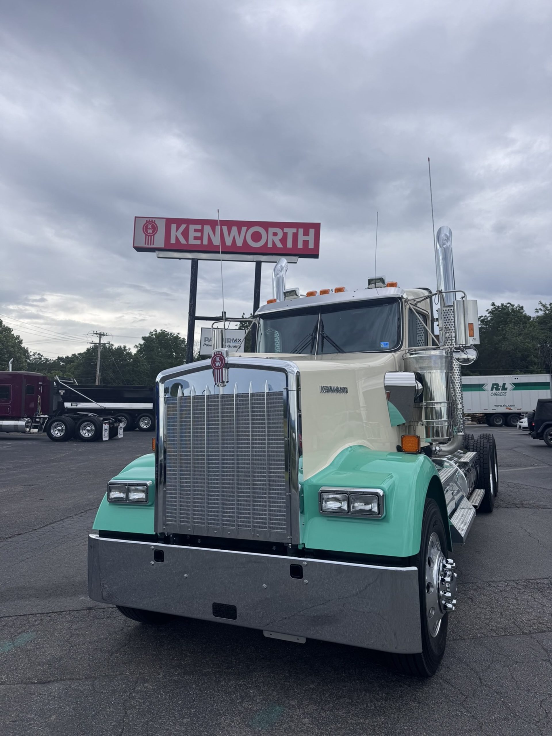 2027 Kenworth W900L 2027 Kenworth W900L - image 2 of 6
