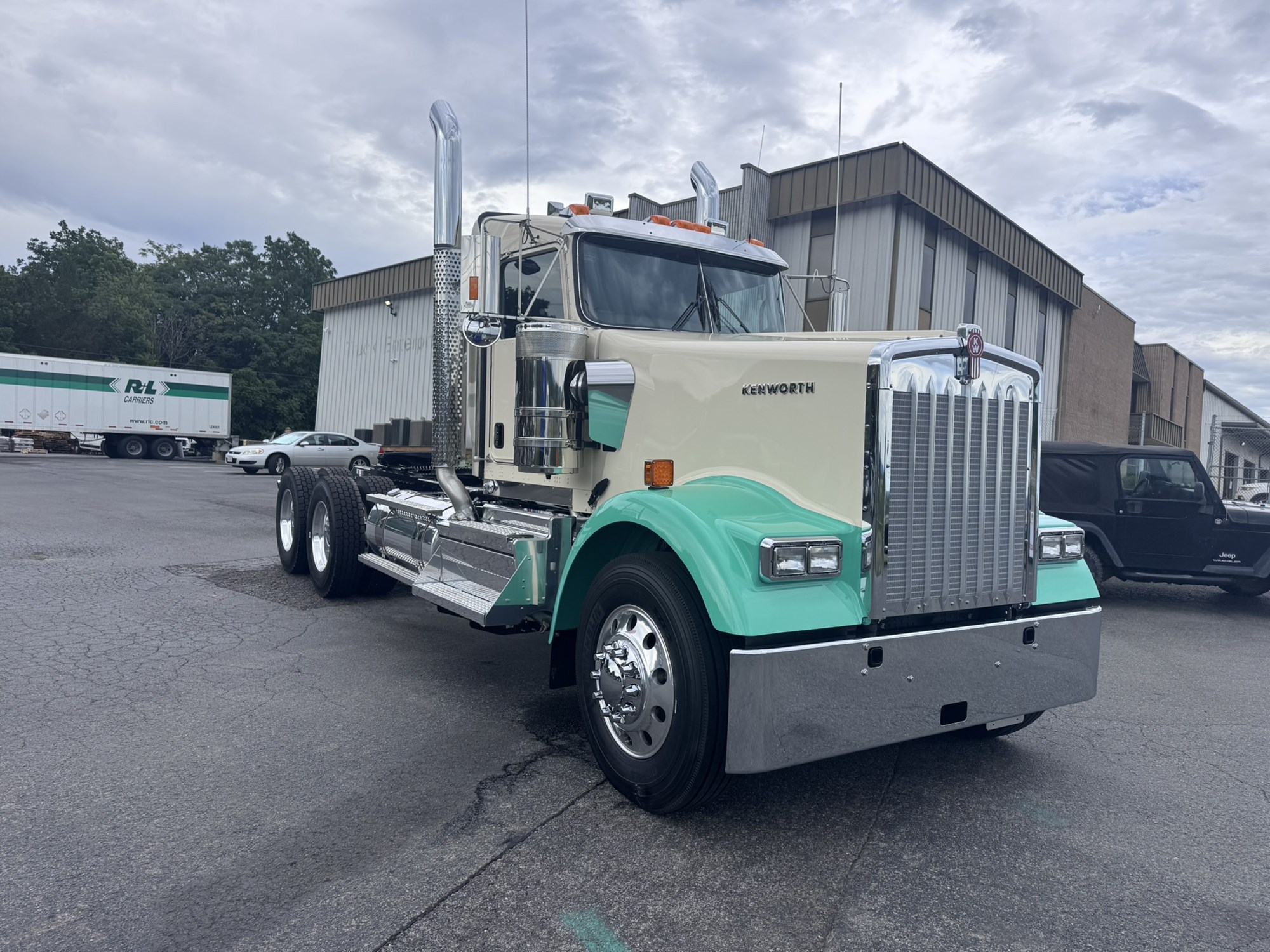 2027 Kenworth W900L 2027 Kenworth W900L - image 4 of 6