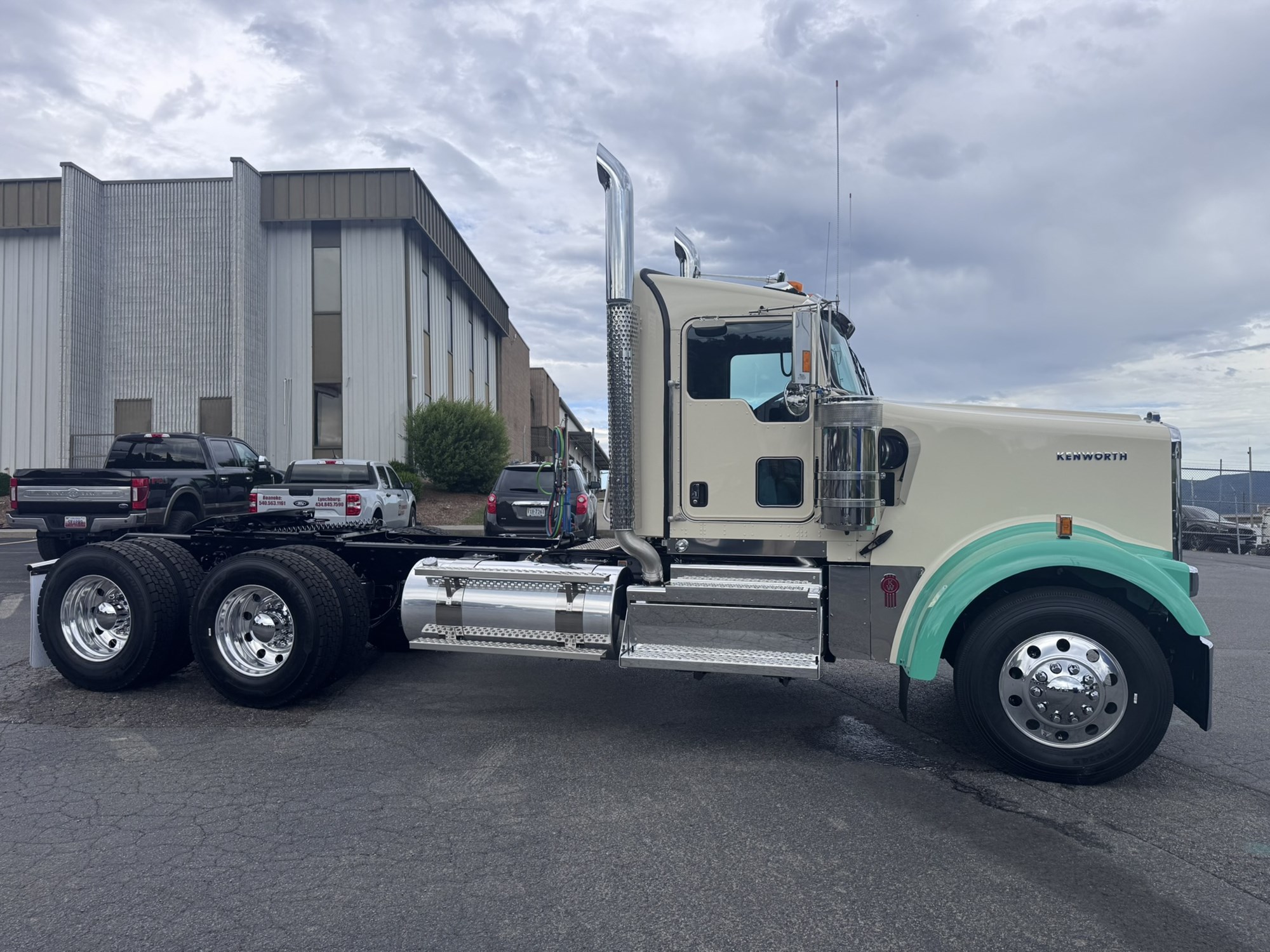 2027 Kenworth W900L 2027 Kenworth W900L - image 5 of 6