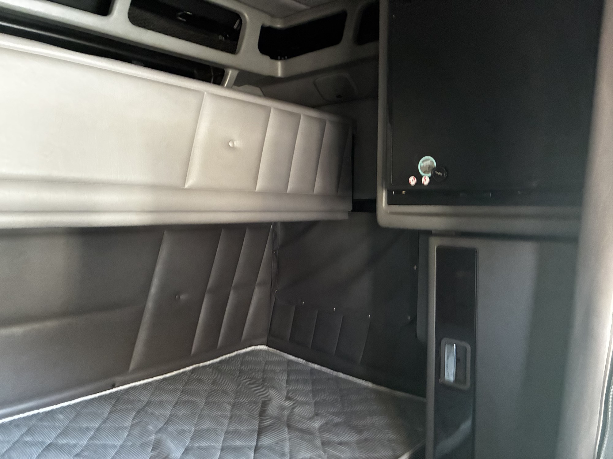 2022 Peterbilt 389 - image 2 of 6
