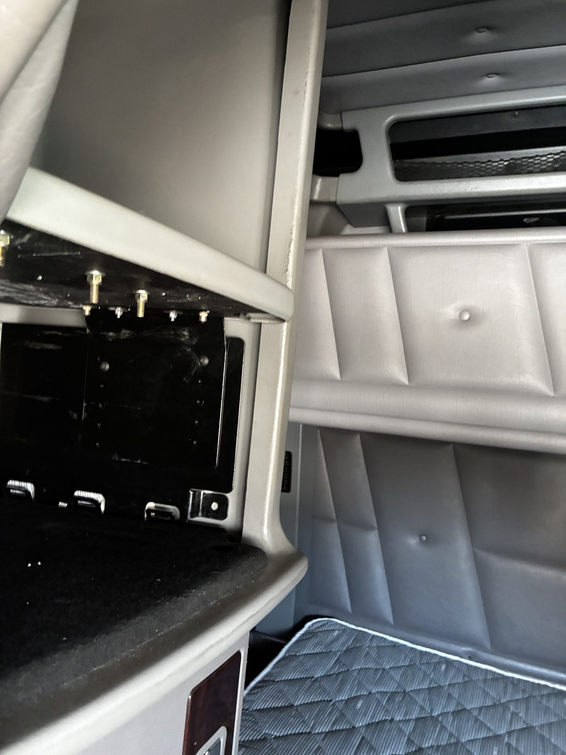 2022 Peterbilt 389 - image 4 of 6