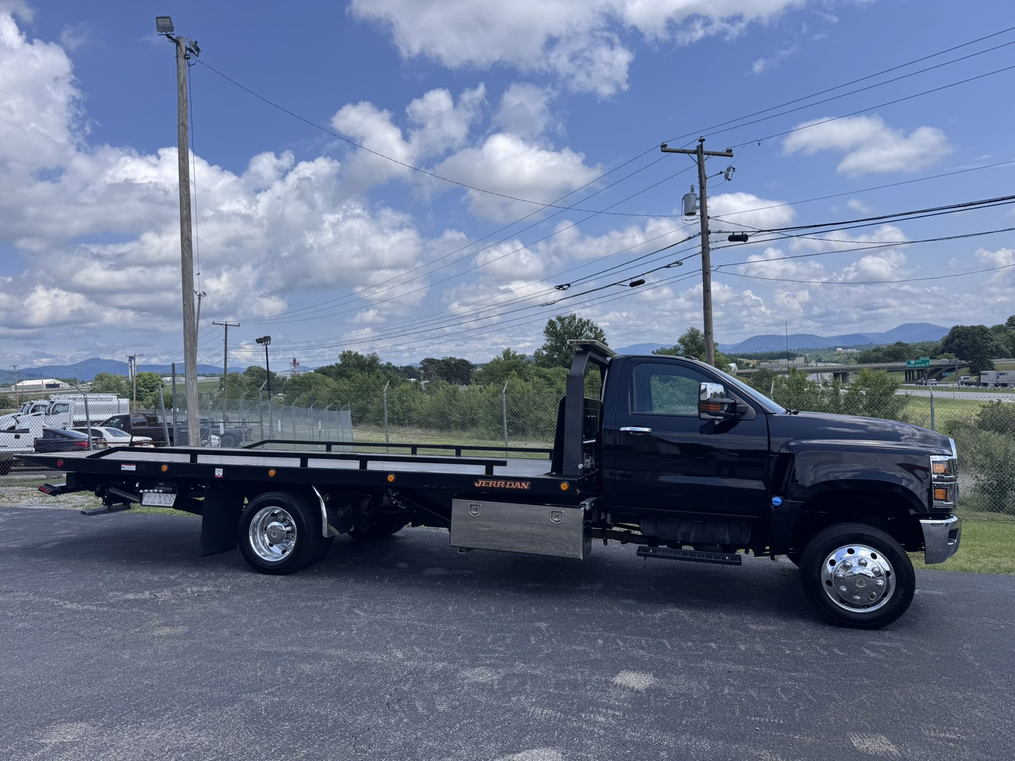 2022 Chevrolet 5500 - image 3 of 6