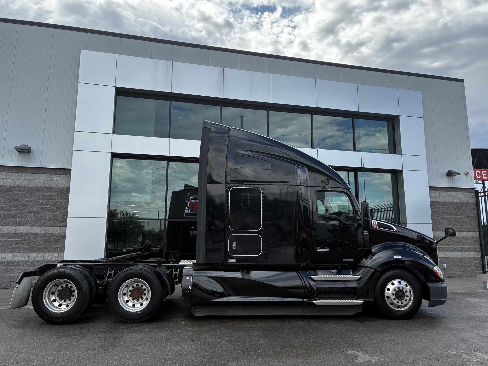 2022 Kenworth T680 in Las Vegas, NV — photo 2