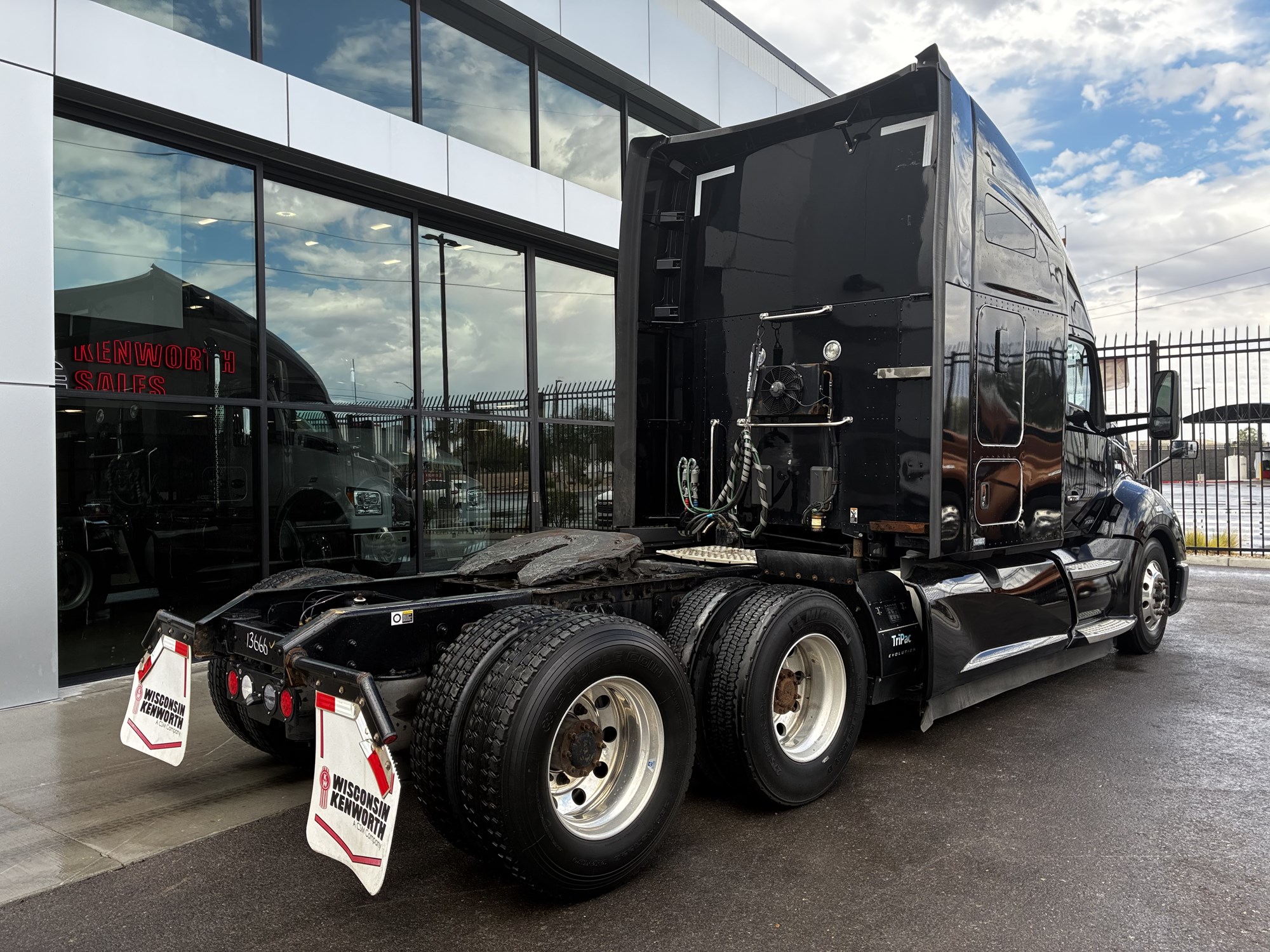 2022 Kenworth T680 in Las Vegas, NV — photo 3