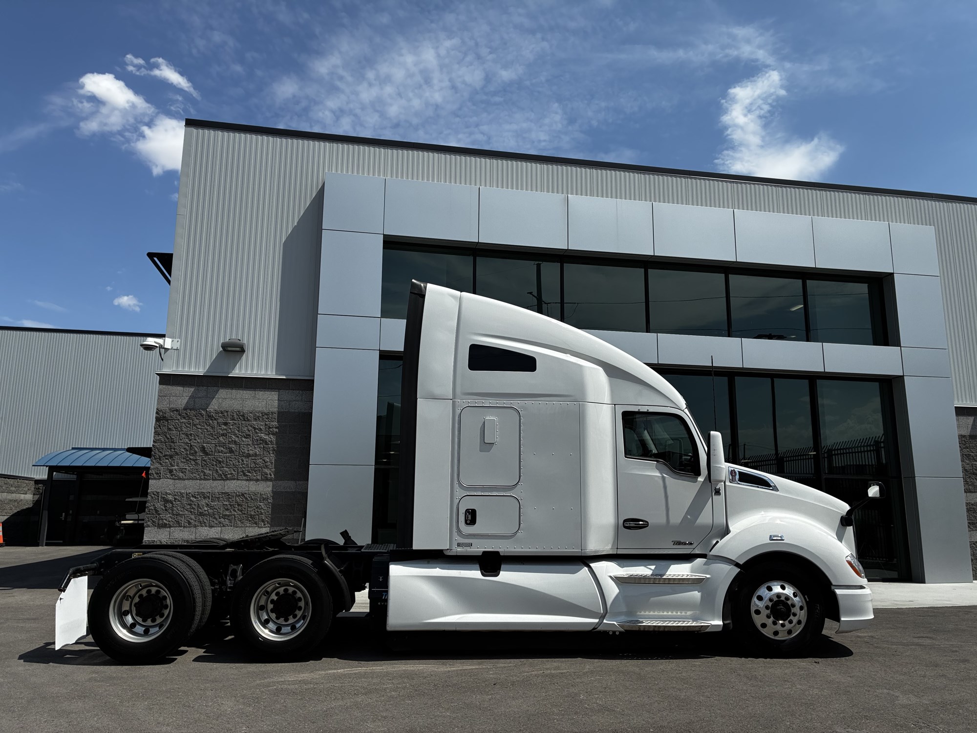 2022 Kenworth T680 in Las Vegas, NV — photo 2