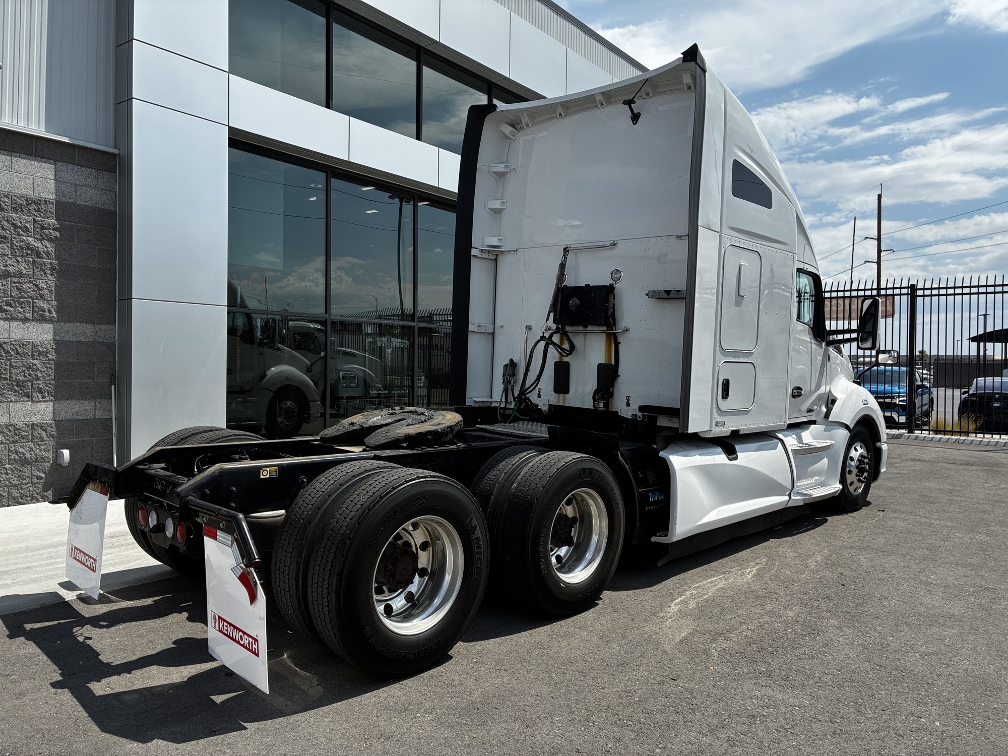 2022 Kenworth T680 in Las Vegas, NV — photo 3
