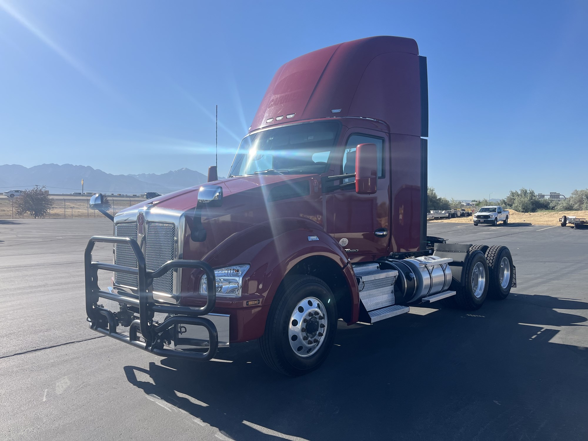 2022 Kenworth T880 - image 2 of 6