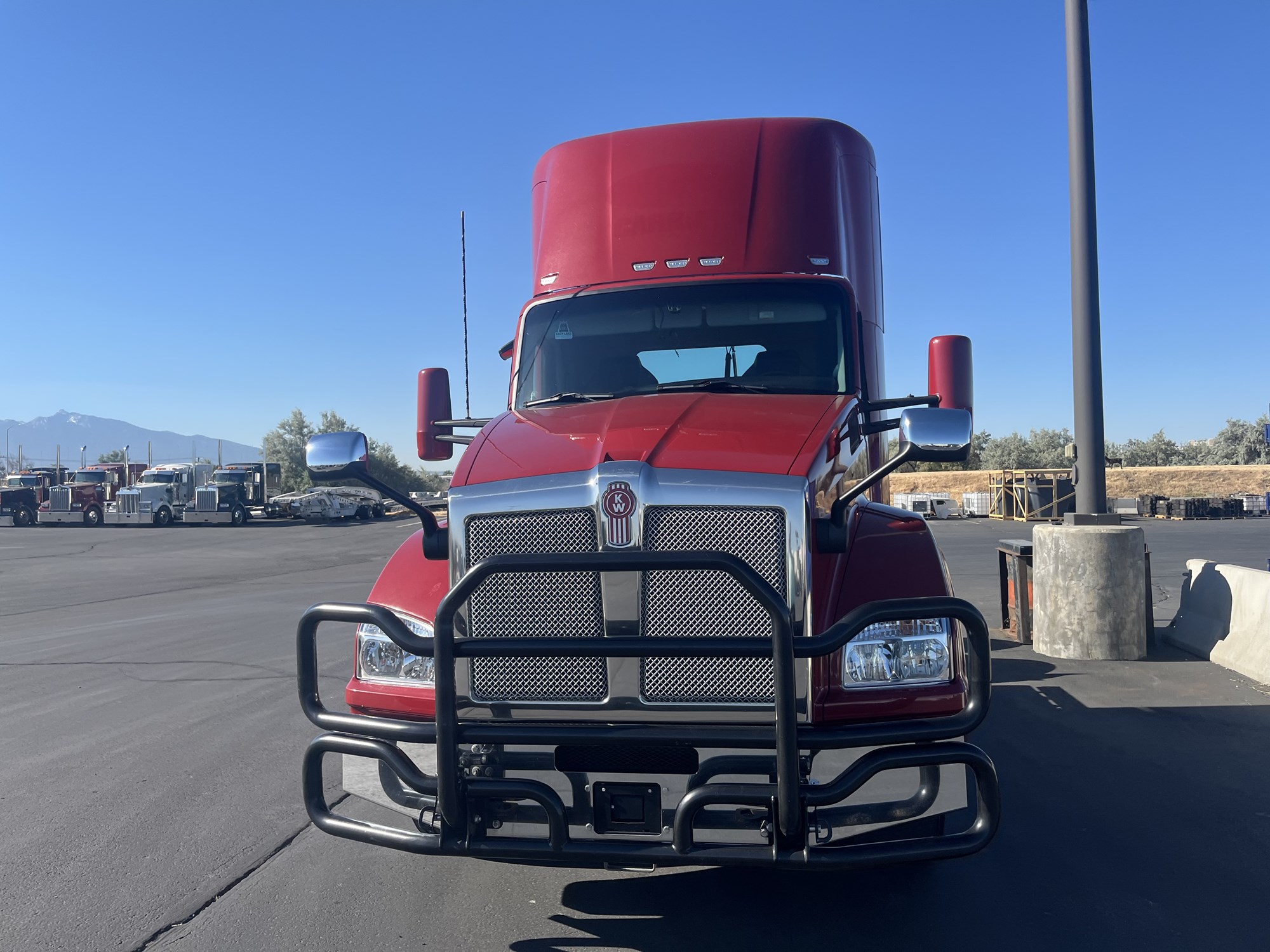 2022 Kenworth T880 - image 3 of 6
